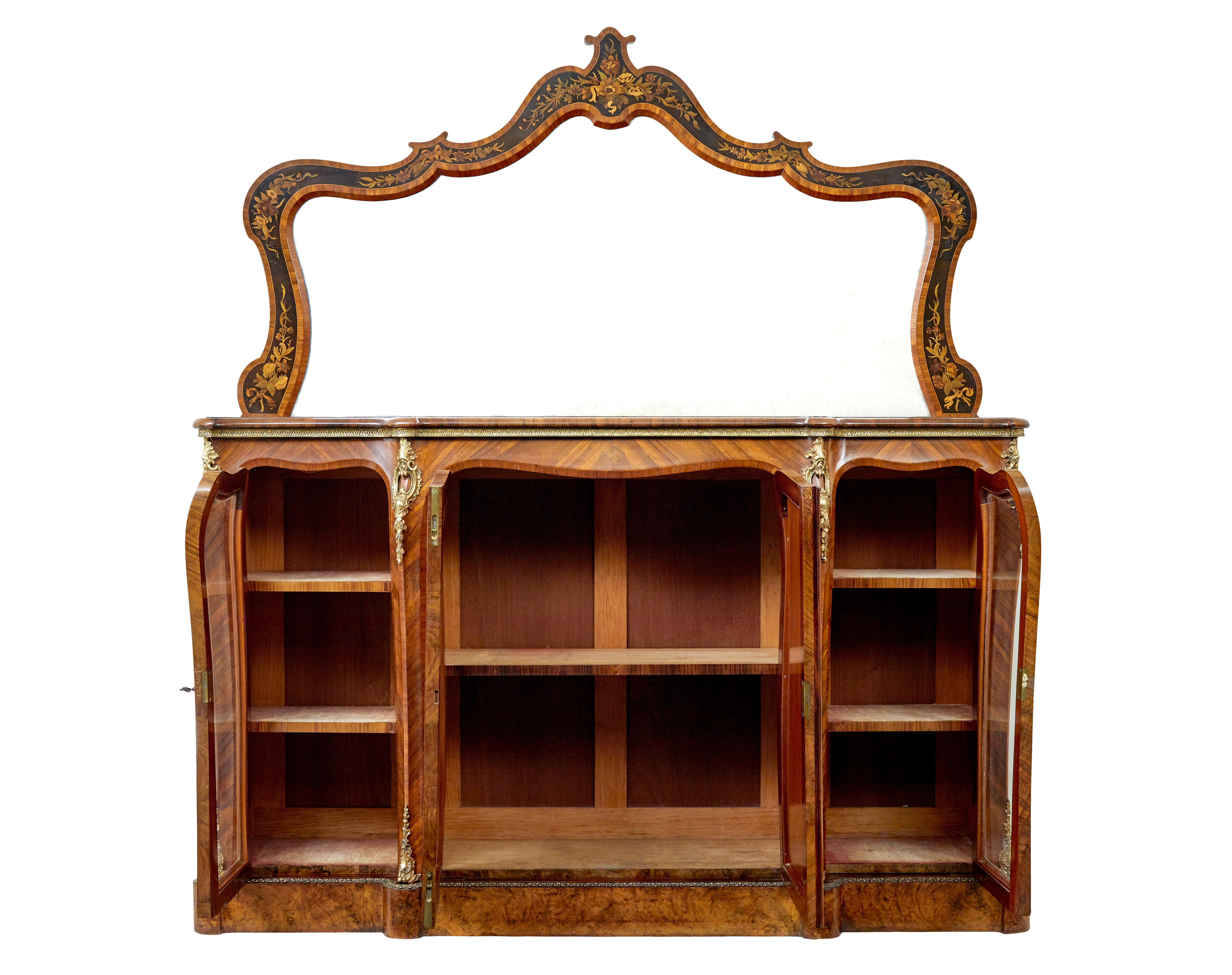 Credenza in noce intarsiata e intarsiata del XIX secolo con specchio, circa 1870.

Siamo lieti di offrire questa splendida credenza in due parti. Lo specchio sagomato, fissato alla base, è un bell'esempio di intarsio floreale, realizzato con Wood