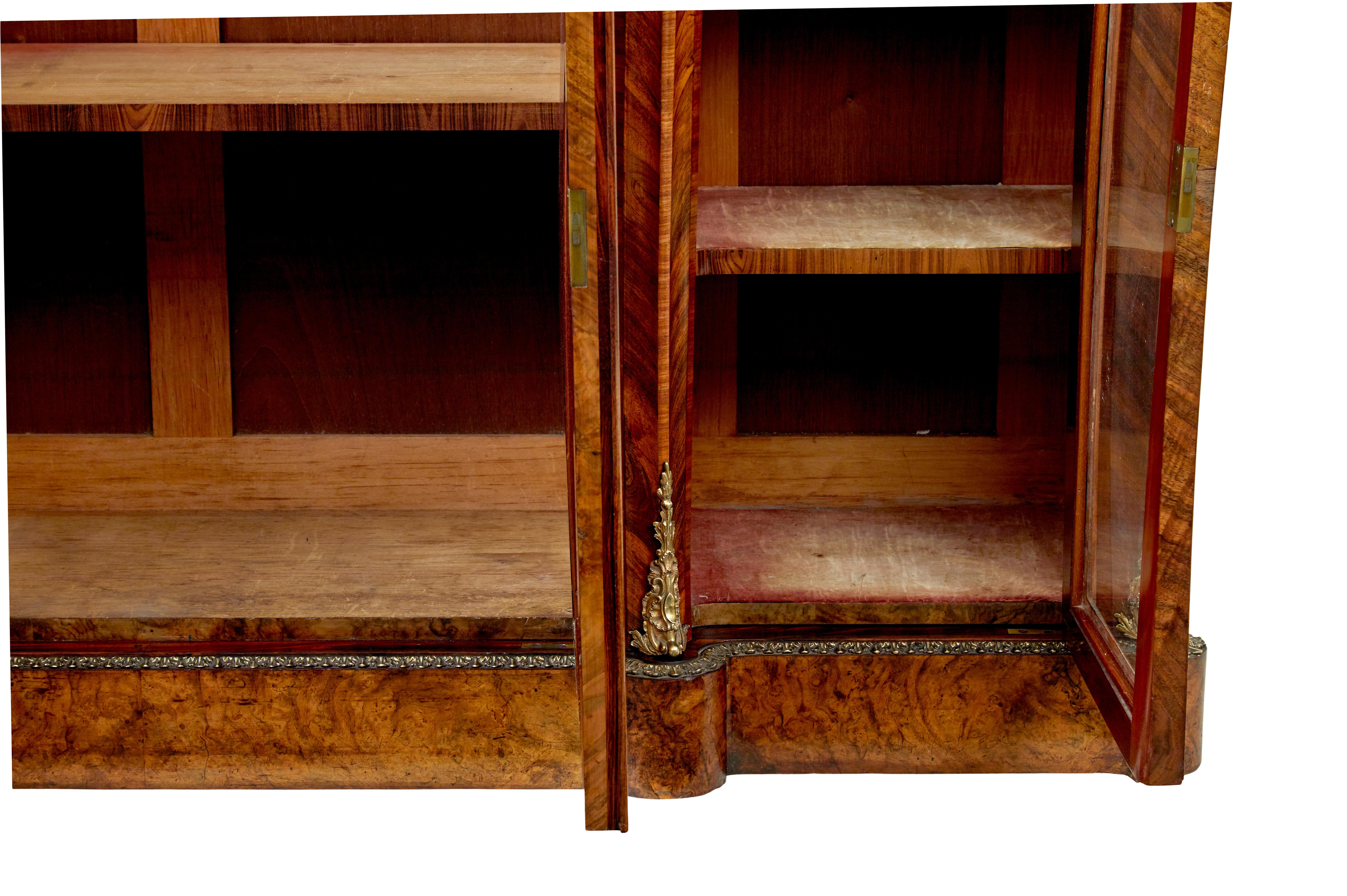 Pieno vittoriano Credenza in radica di noce intarsiata di epoca vittoriana con specchio in vendita