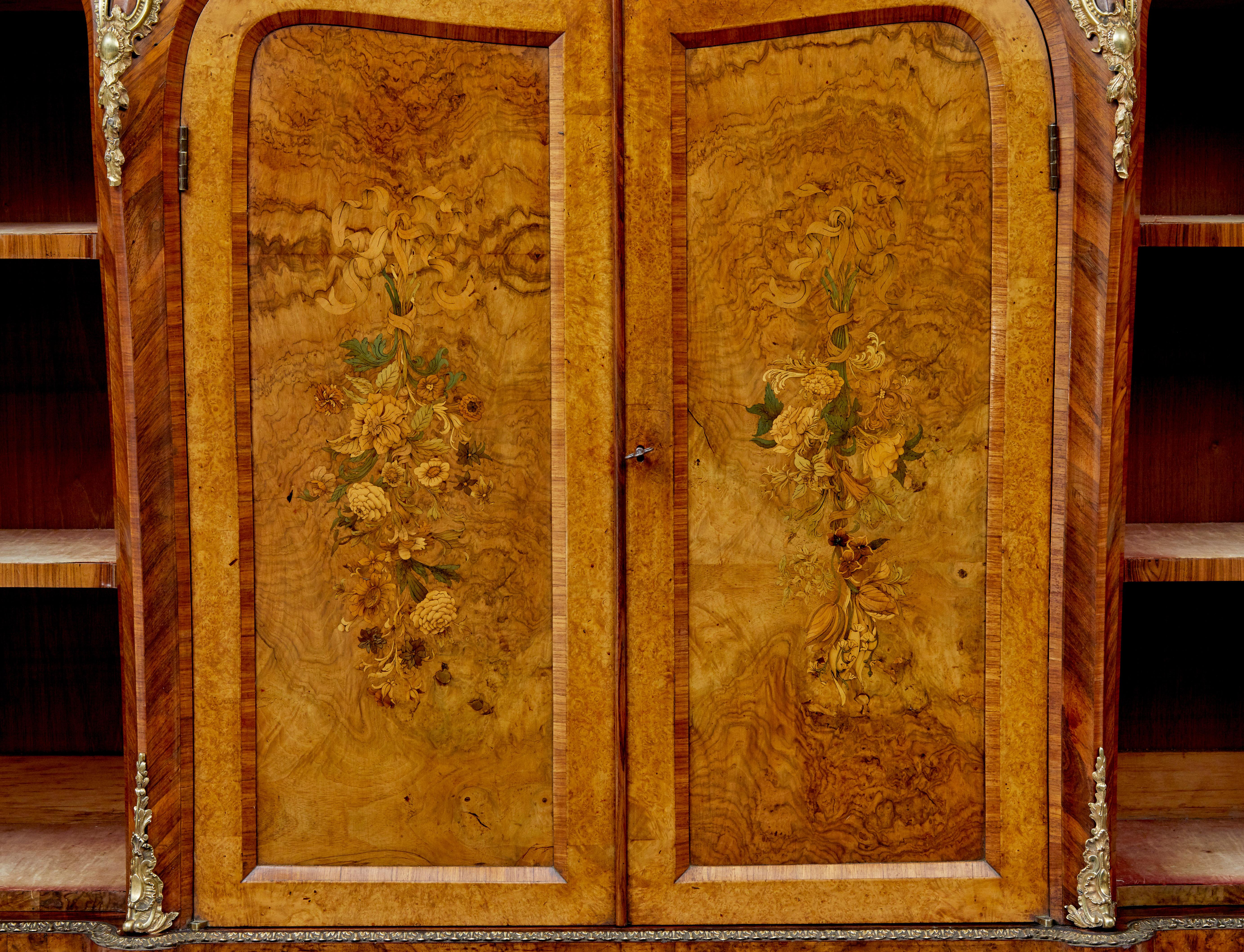 Inglese Credenza in radica di noce intarsiata di epoca vittoriana con specchio in vendita