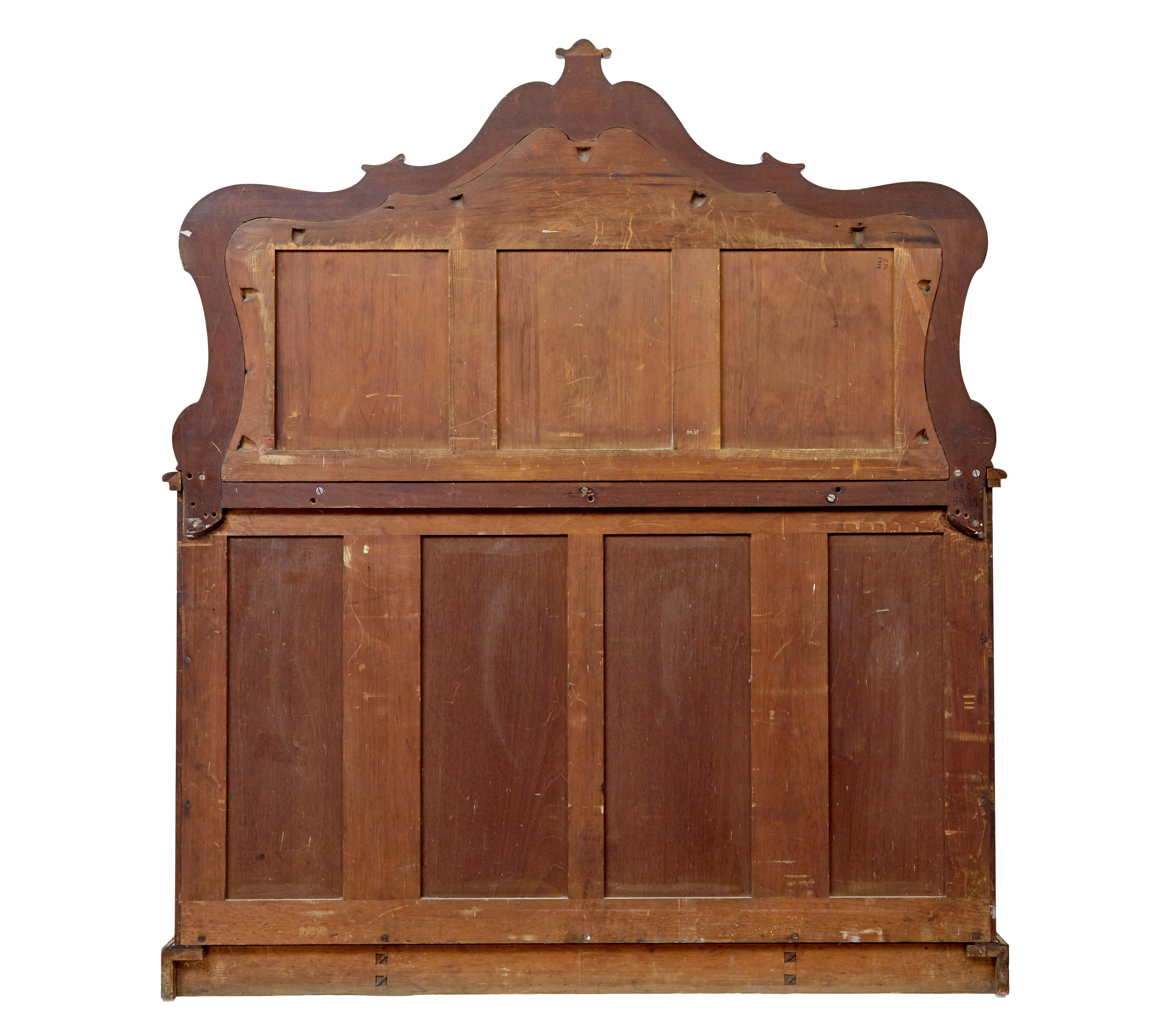 XIX secolo Credenza in radica di noce intarsiata di epoca vittoriana con specchio in vendita