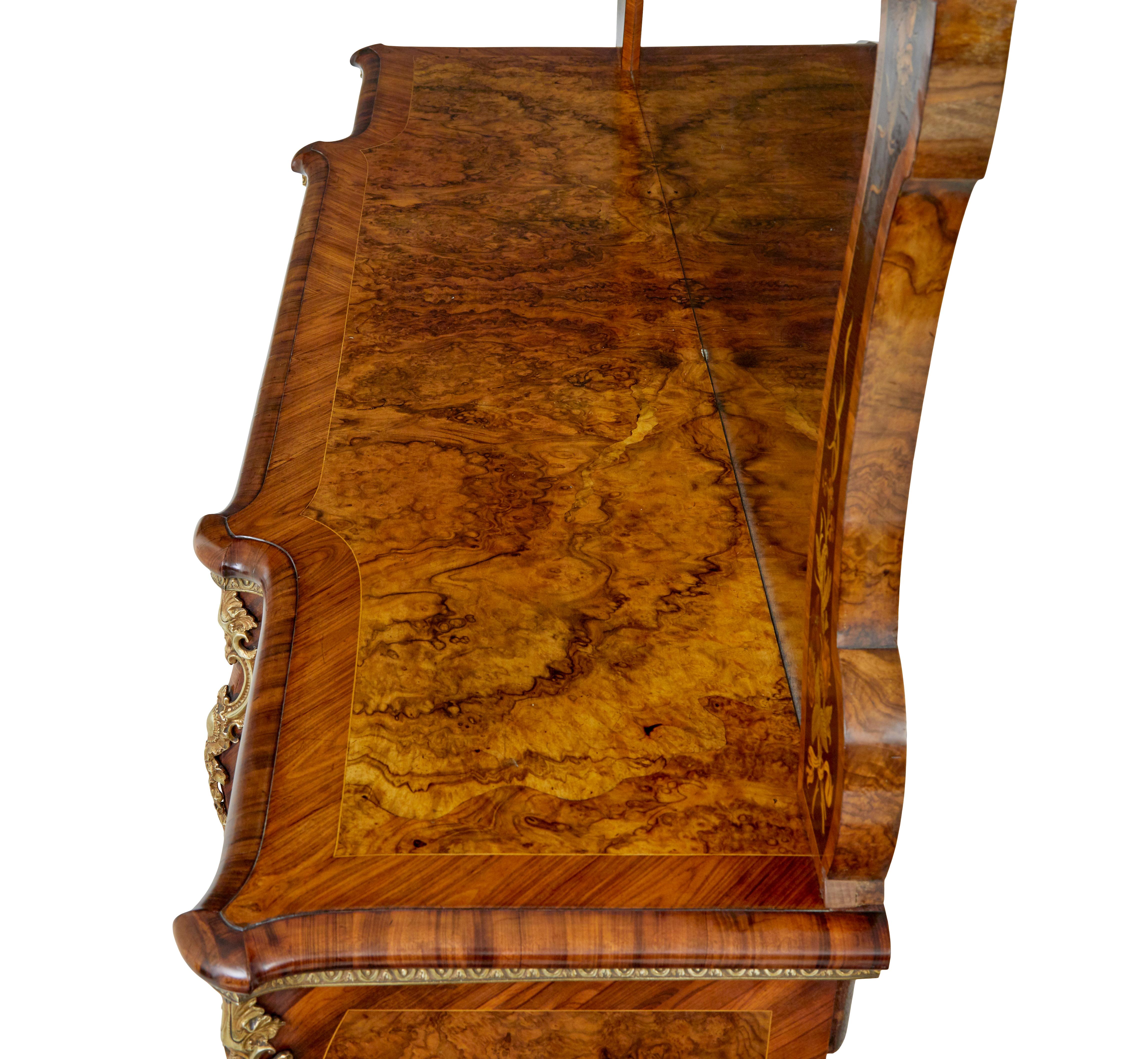 Credenza in radica di noce intarsiata di epoca vittoriana con specchio in vendita 1