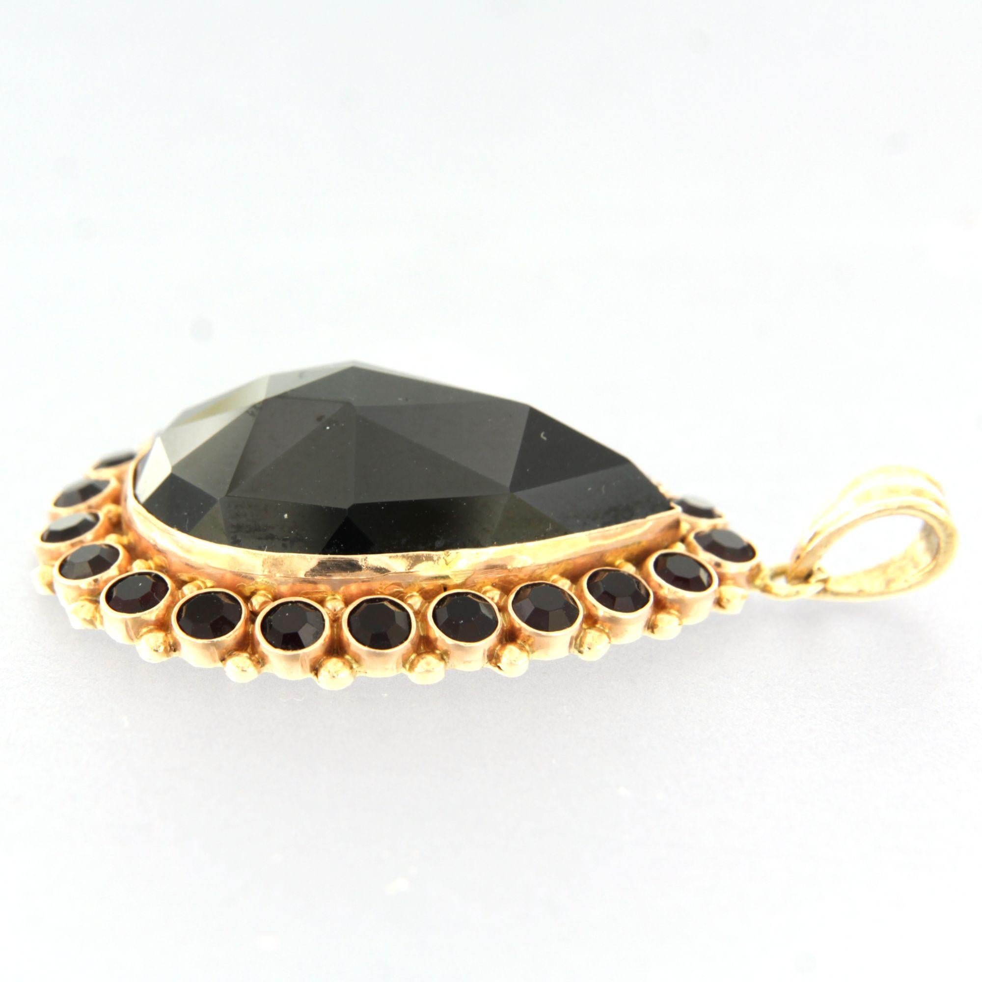 Colgante de oro rosa de 14k engastado con granate - 10,3 gramos

Descripción detallada

El colgante mide 4,2 cm de alto por 2,6 cm de ancho en forma de lágrima.

Peso total: 10,3 gramos

Set con:

- 1 granate talla rosa en forma de lágrima de 2,5 cm