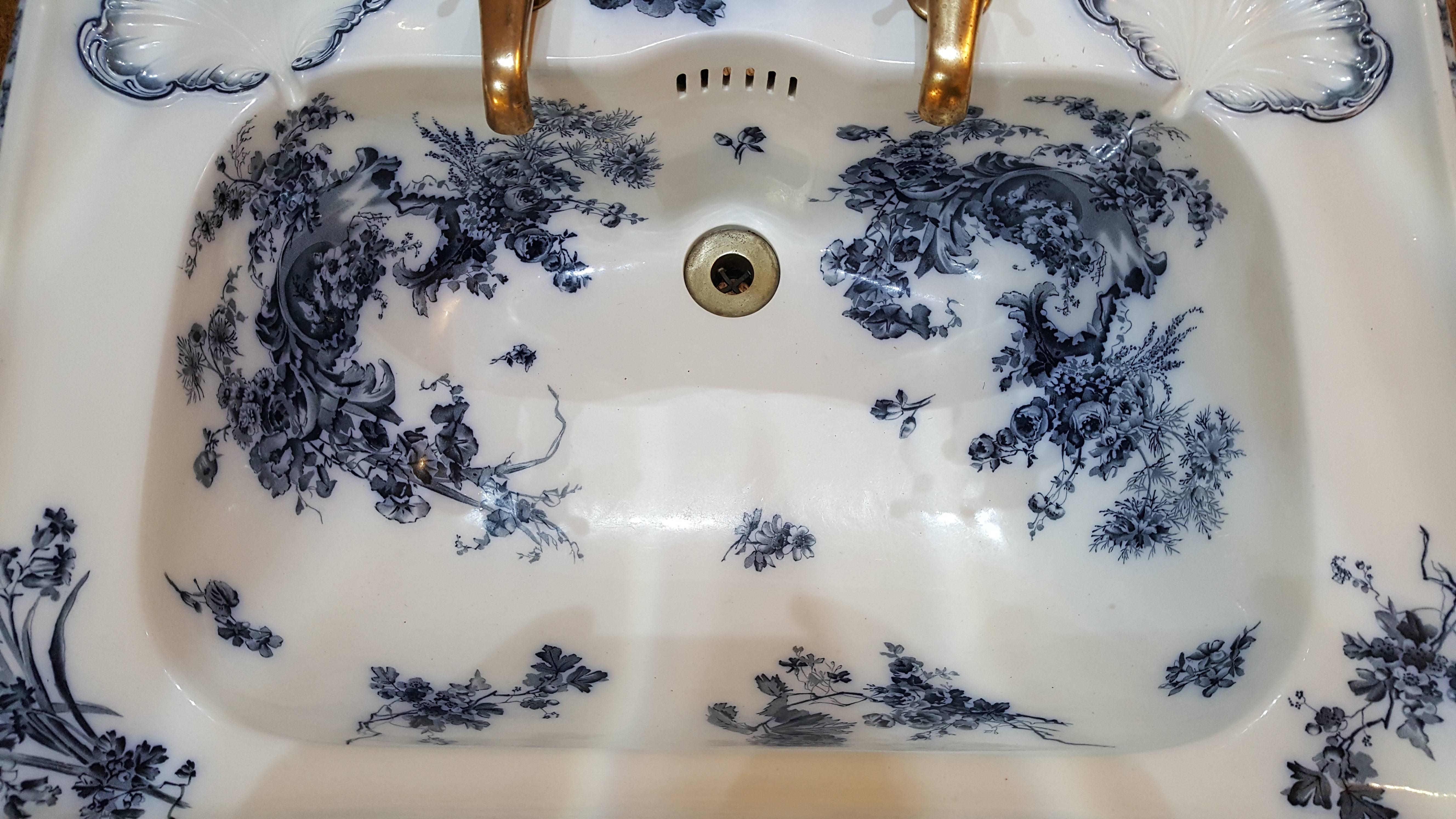 High Victorian Porcelain Sink In Excellent Condition In Altrincham, Cheshire