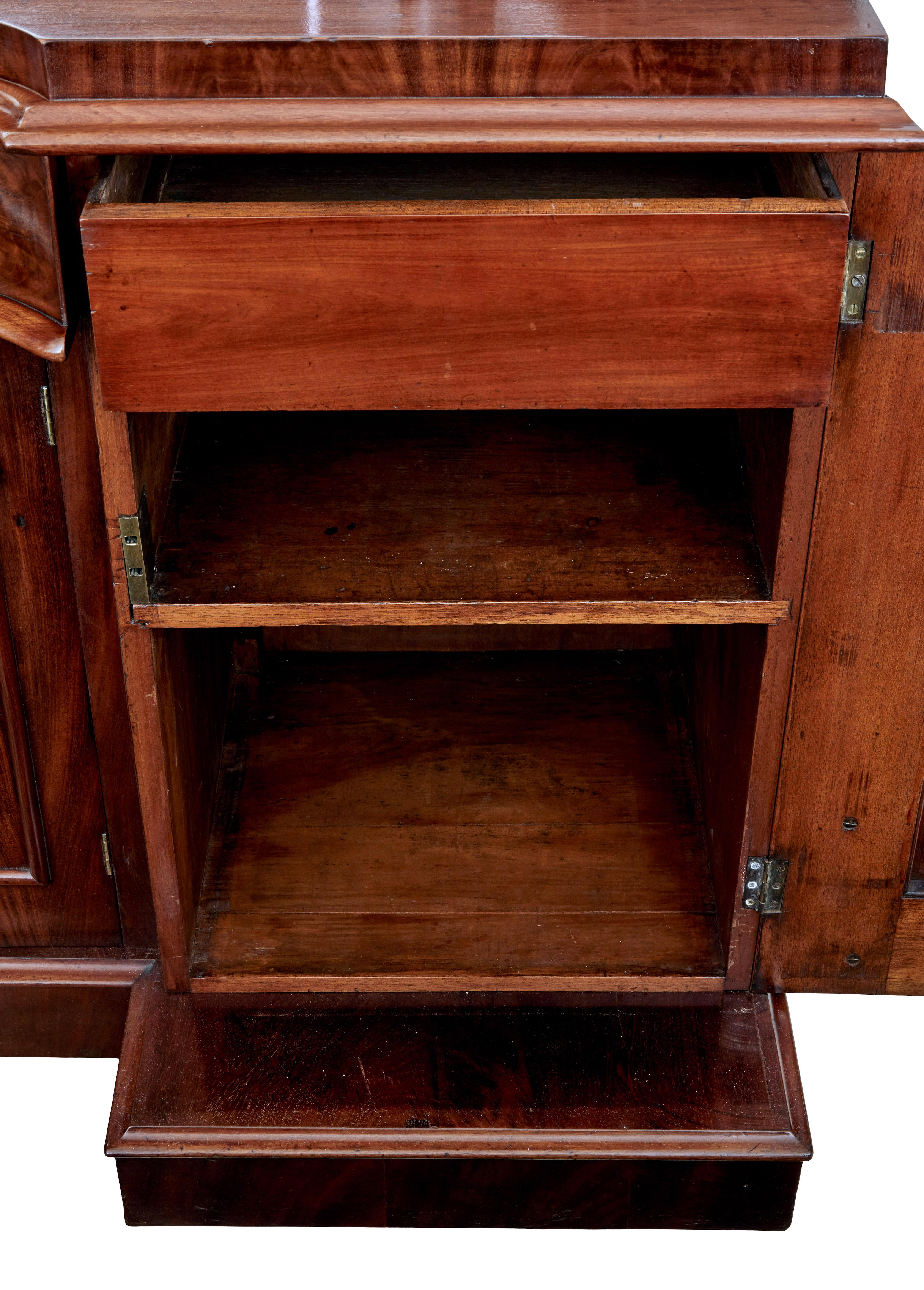 Credenza alta vittoriana a fiamma in mogano con specchio in vendita 2