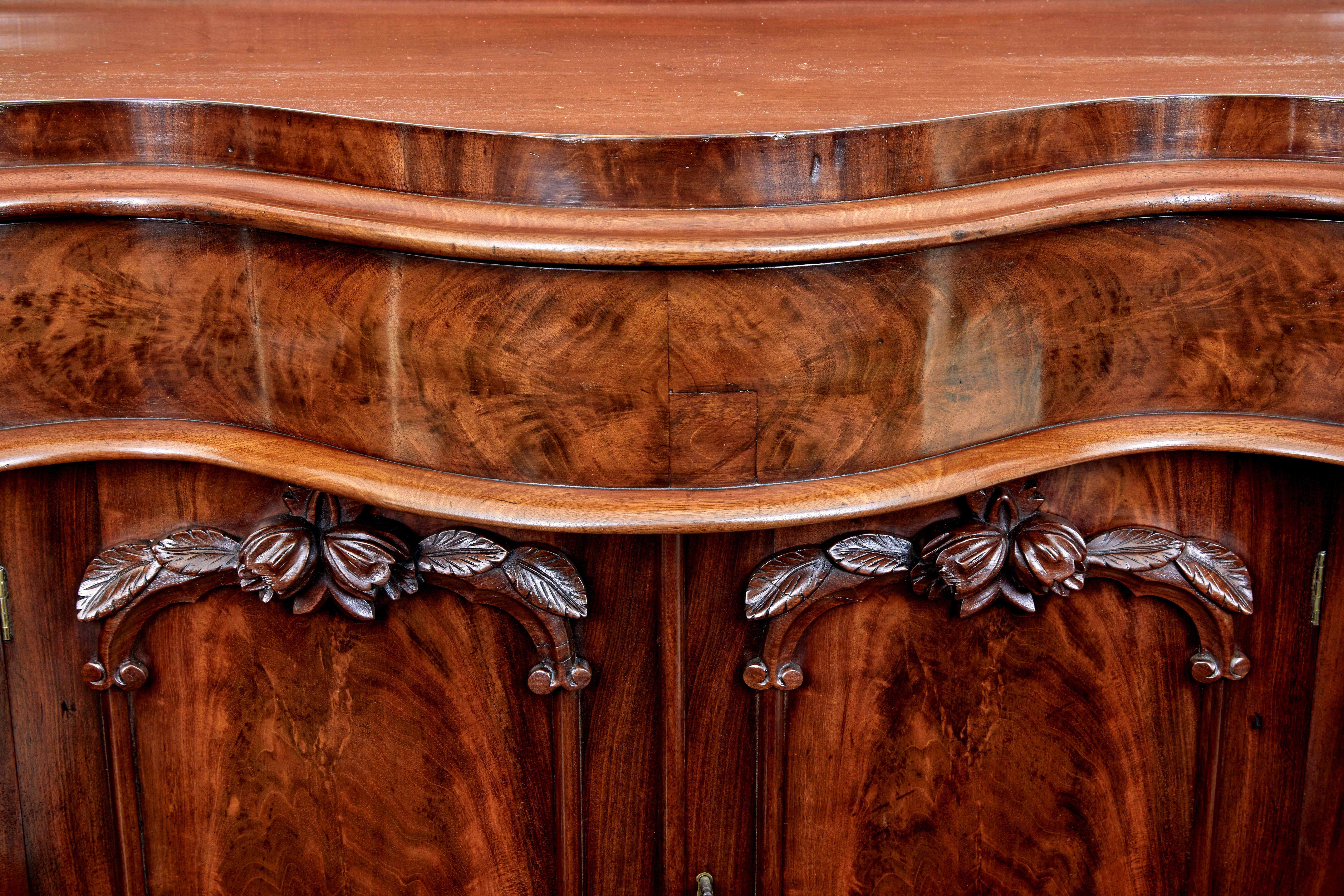 Credenza alta vittoriana a fiamma in mogano con specchio in vendita 3