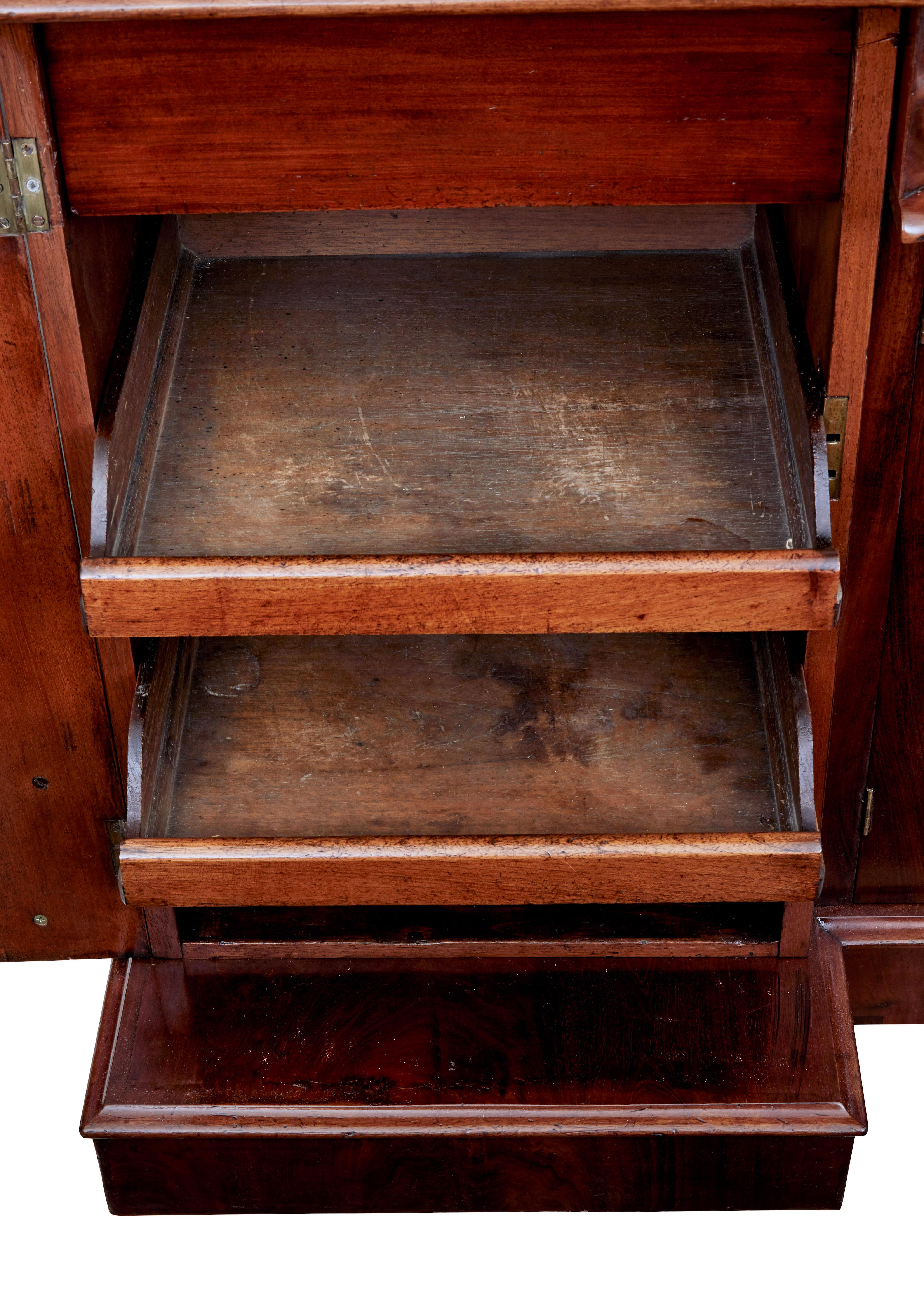 Credenza alta vittoriana a fiamma in mogano con specchio in vendita 1