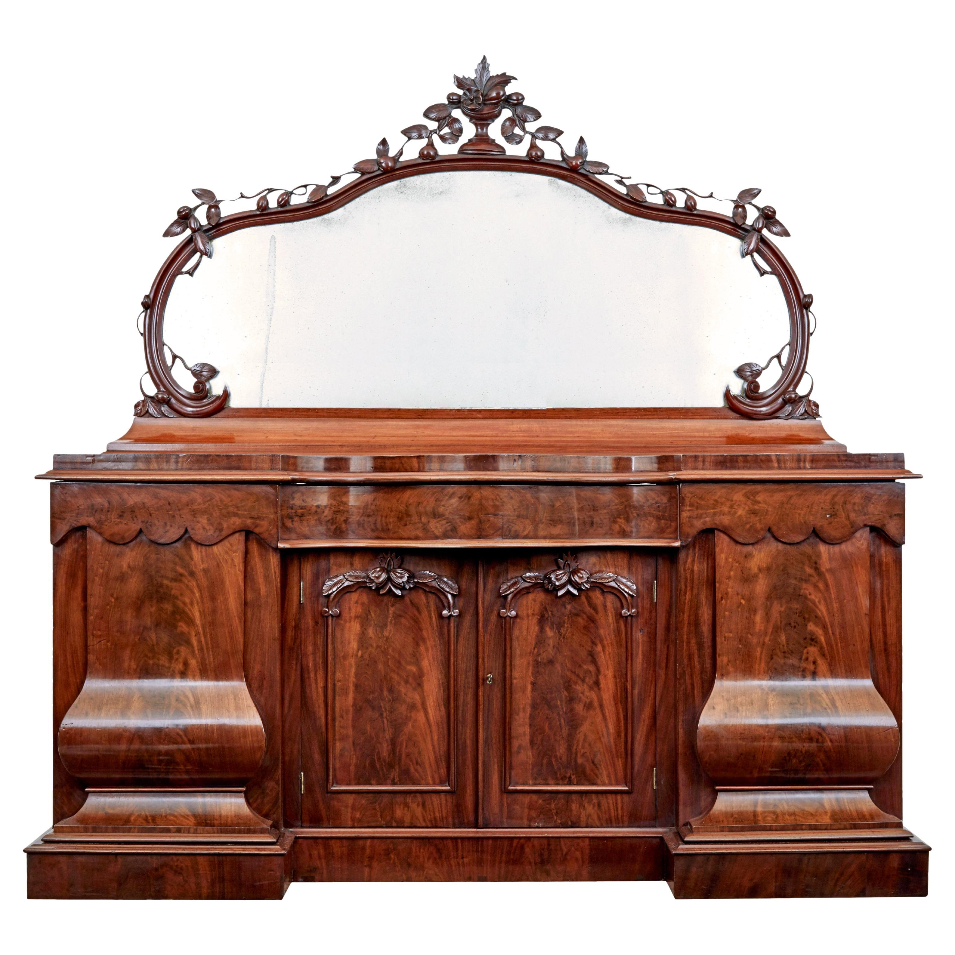 Credenza alta vittoriana a fiamma in mogano con specchio in vendita