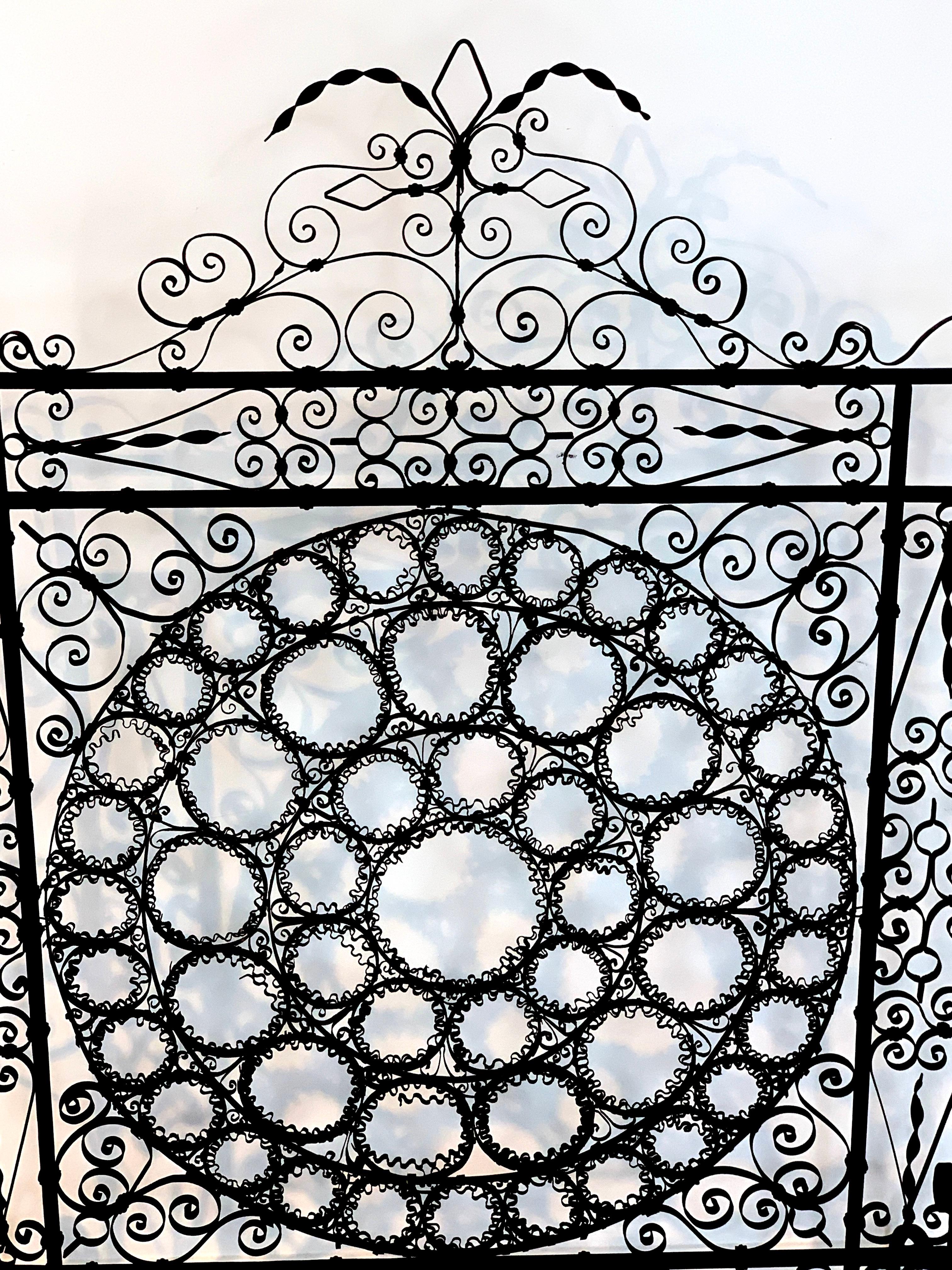 High Victorian Wrought Iron Wire Work Medallion Fires Screen In Good Condition For Sale In West Palm Beach, FL