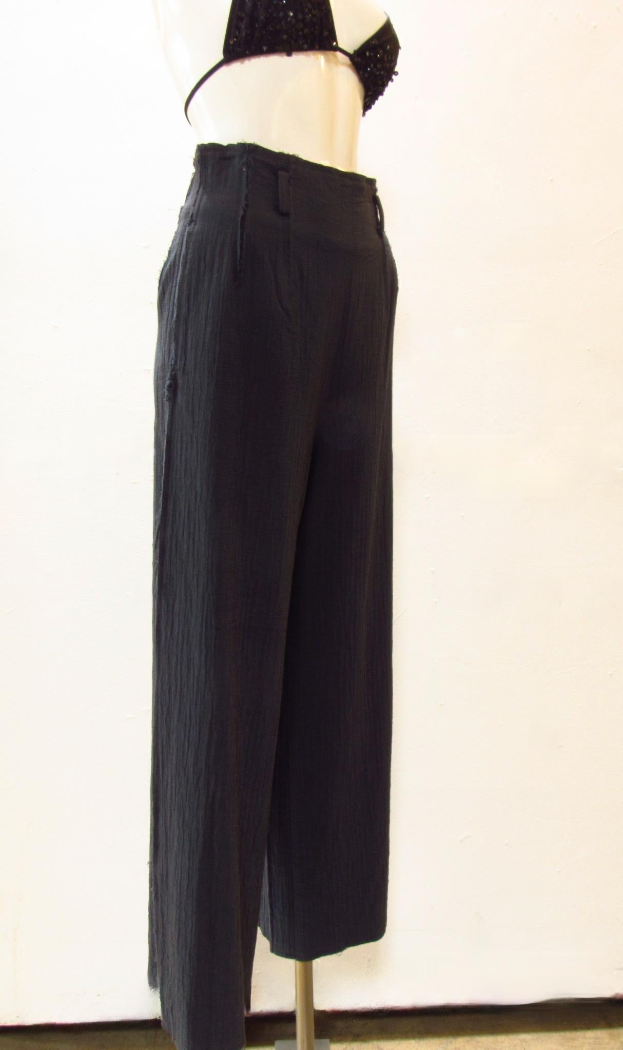 Hose aus dicker Baumwolle mit hoher Taille von Vintage Matsuda mit Reißverschluss hinten, Gürtelschlaufen und schrägen Seitentaschen. Die Nähte sind grobkantig und fransen aus.