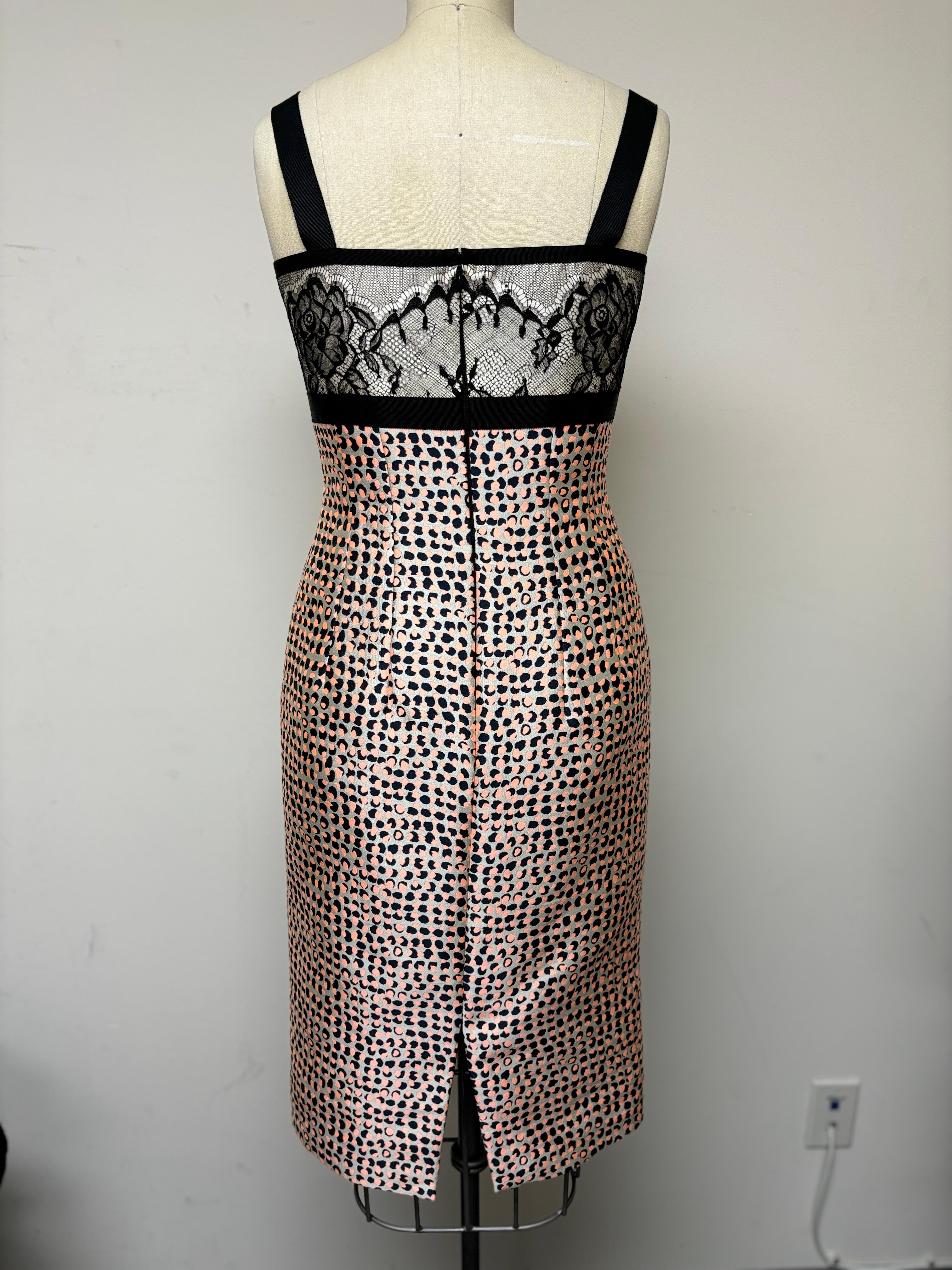 Vestido de Lunares en Coral Negro y Blanco con Corpiño de Encaje Ribeteado en Grosgrain en venta 1