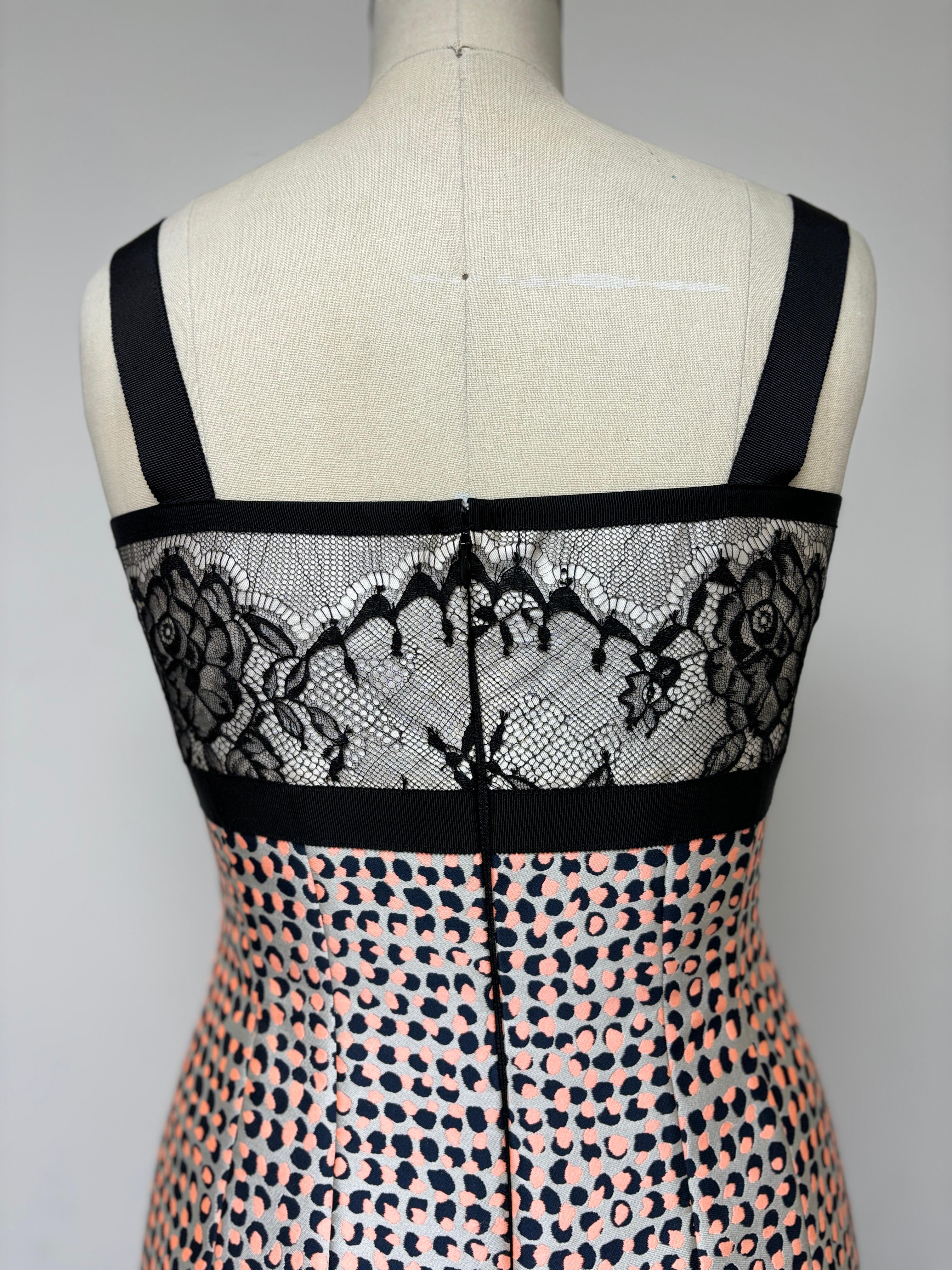 Vestido de Lunares en Coral Negro y Blanco con Corpiño de Encaje Ribeteado en Grosgrain en venta 2