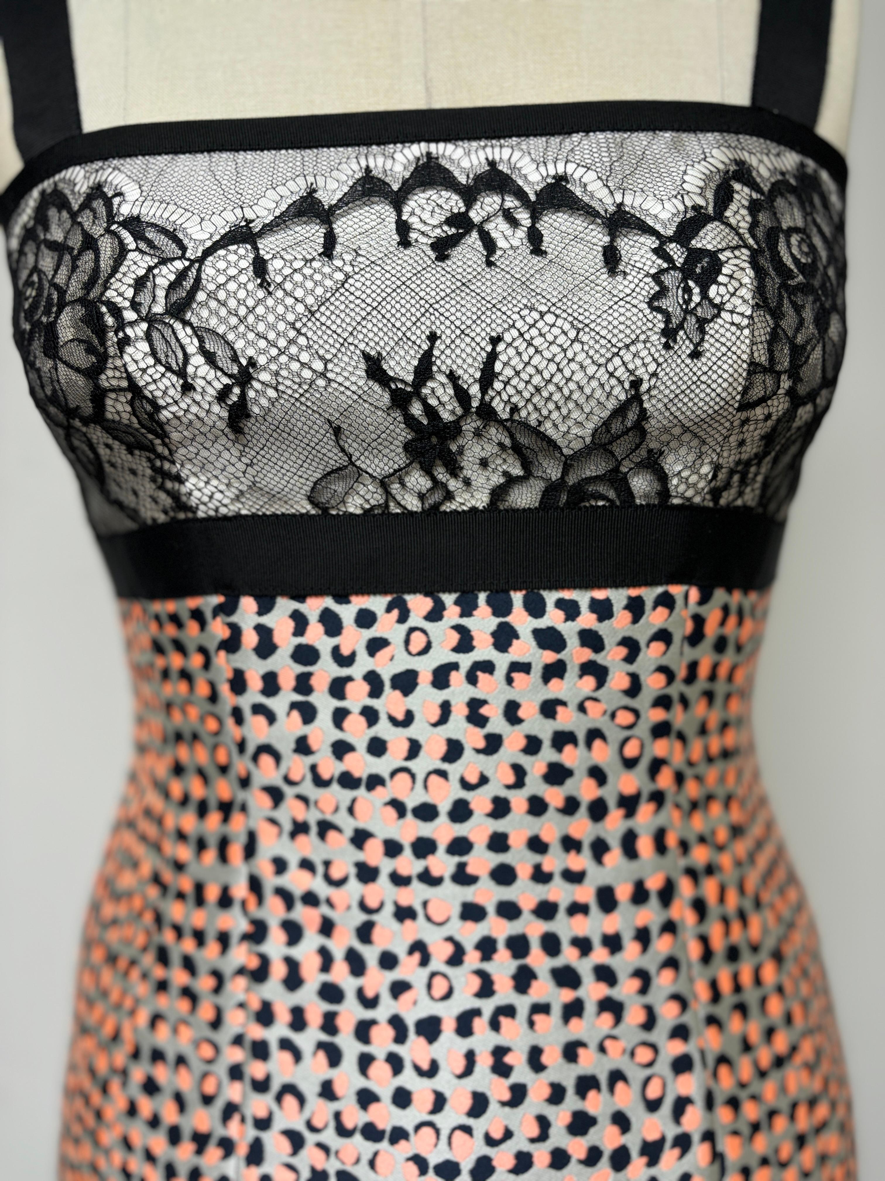 Vestido de Lunares en Coral Negro y Blanco con Corpiño de Encaje Ribeteado en Grosgrain en venta 3