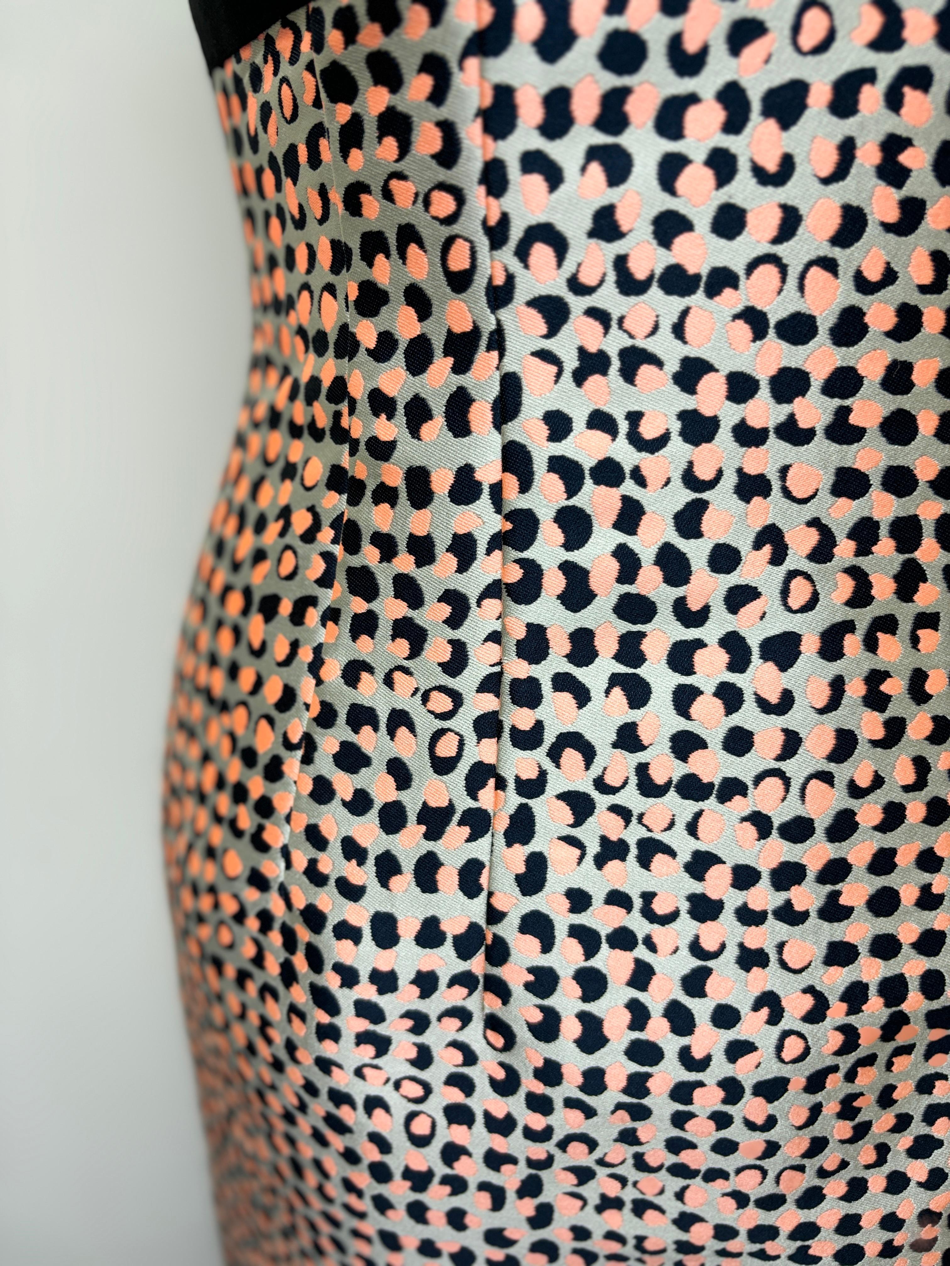 Vestido de Lunares en Coral Negro y Blanco con Corpiño de Encaje Ribeteado en Grosgrain en venta 4