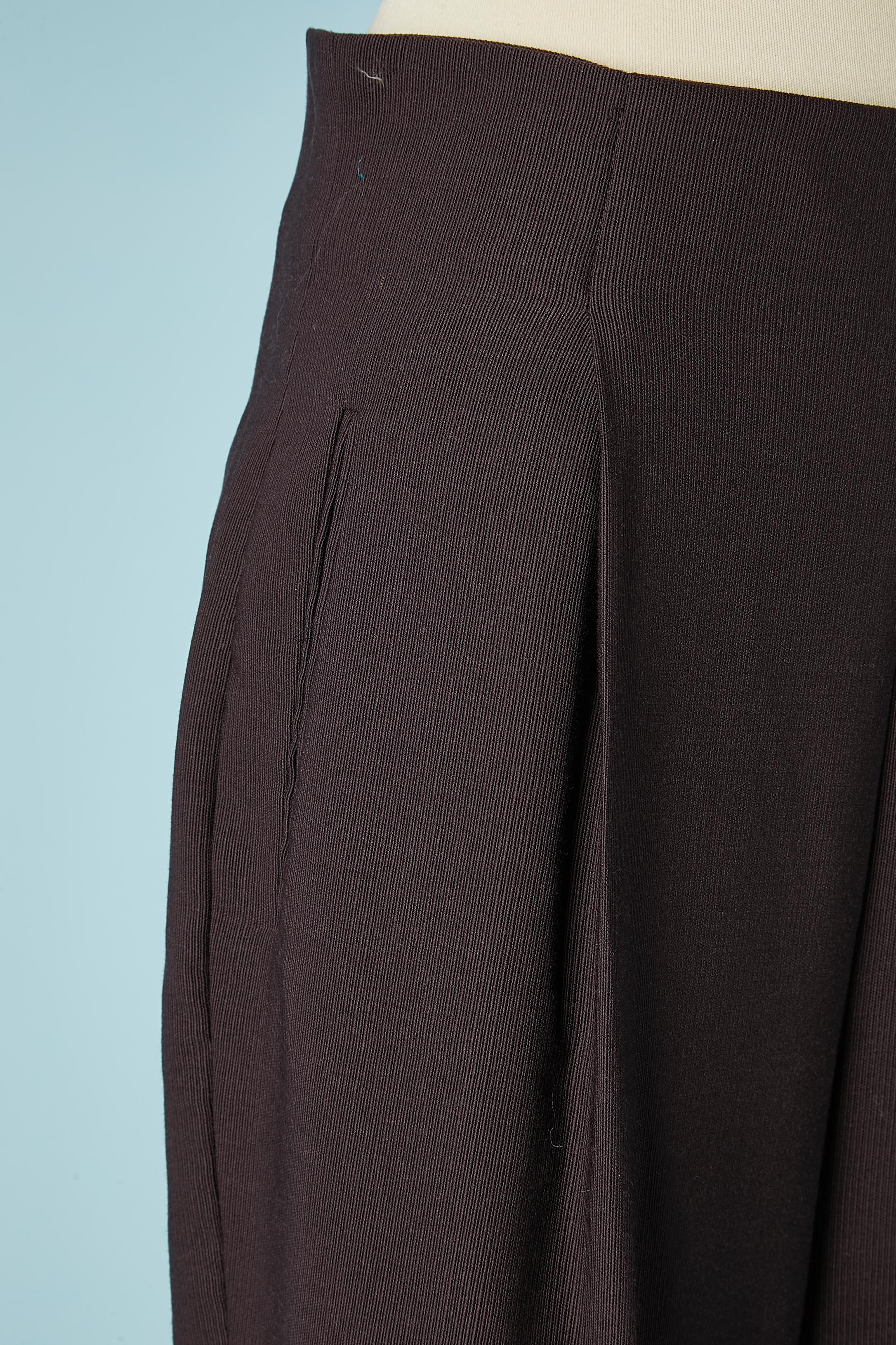 High-waisted Wool burgundy trousers . 4 pockets, 2 on the side and 2 on  the back close with button & buttonhole. Cotton pocket's lining. Zip closure on the left side of the waist.
SIZE 46 (It) 42 (Fr) 12 (US) L 