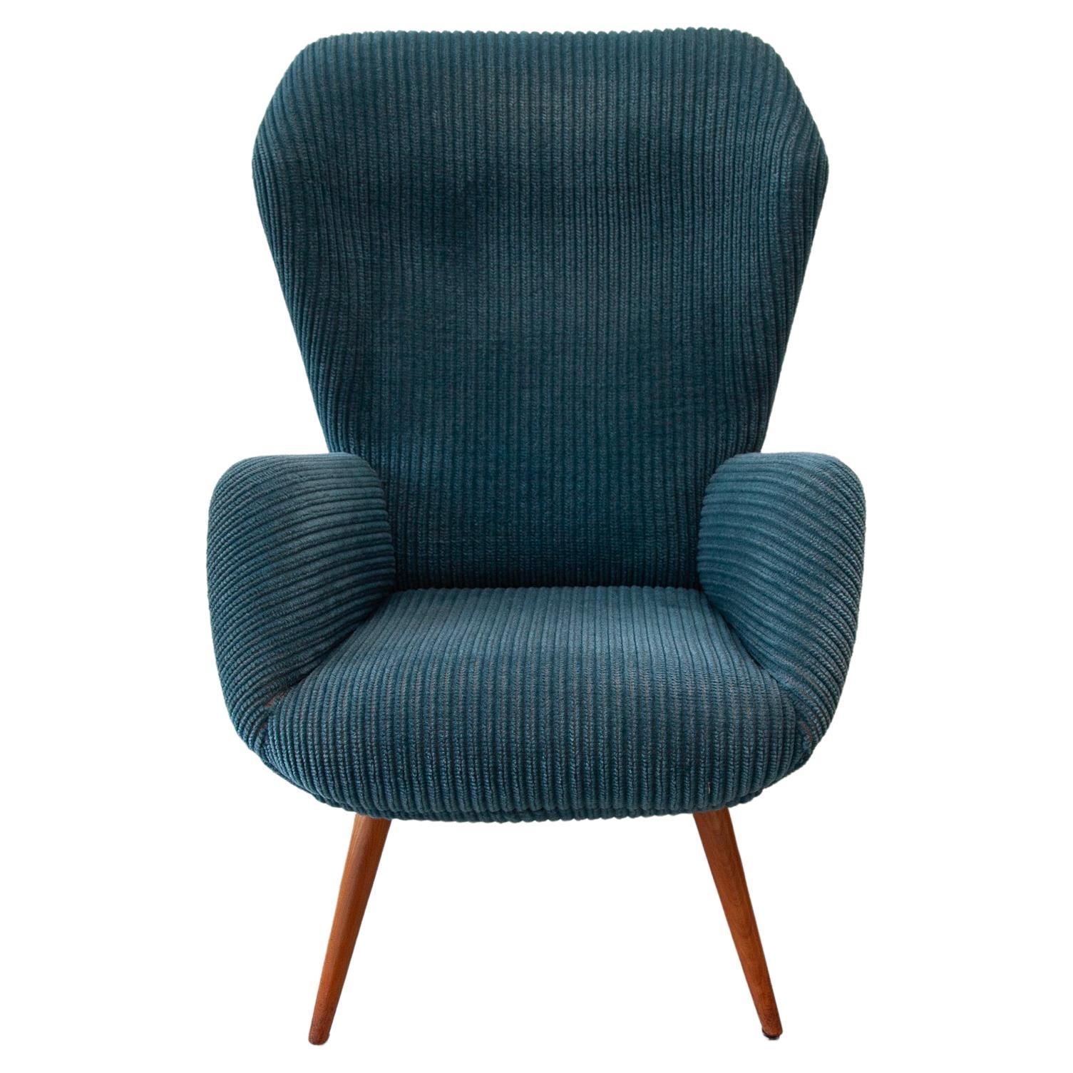 Chaise longue à dossier ailé conçue par le designer allemand Ernst Max Jahn pour Deutsche Werkstätten Hellerau. Le cadre présente un magnifique design, repose sur quatre élégants pieds effilés en teck et est recouvert d'une douce tapisserie bleue.