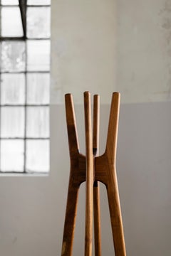 Porte-manteau haut en bois