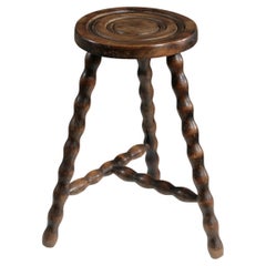 Taburete alto trípode de madera, Francia ca. 1950