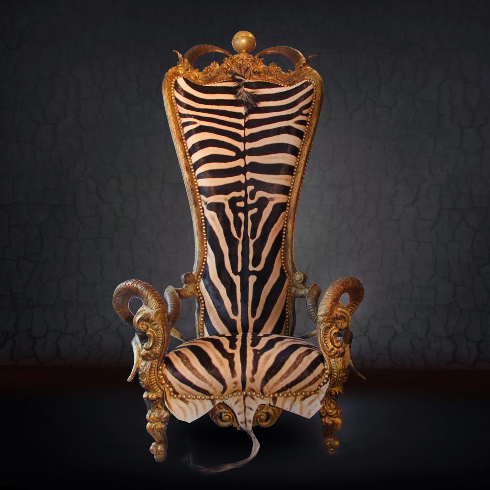 Throne high zebra with structure in solid beechwood.
Upholstered and covered with 2 natural Burchell zebra
skins front and back. With 2 natural kudu, Zebu and Mouflon
horns. Nails and details in solid bronze finish. Exceptional and
unique piece