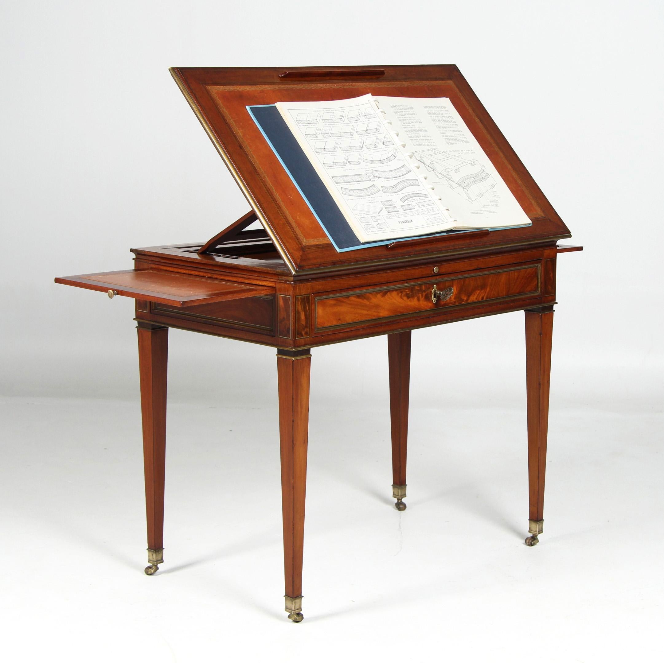 Architect's table - so-called Table à la Tronchin

France
Mahogany, leather
Directoire around 1795

Dimensions: H x W x D: 77 x 89 x 53 cm, height adjustable from 77-114 cm, can be folded up to 146 cm

Description:
Architect's or draughtsman's table