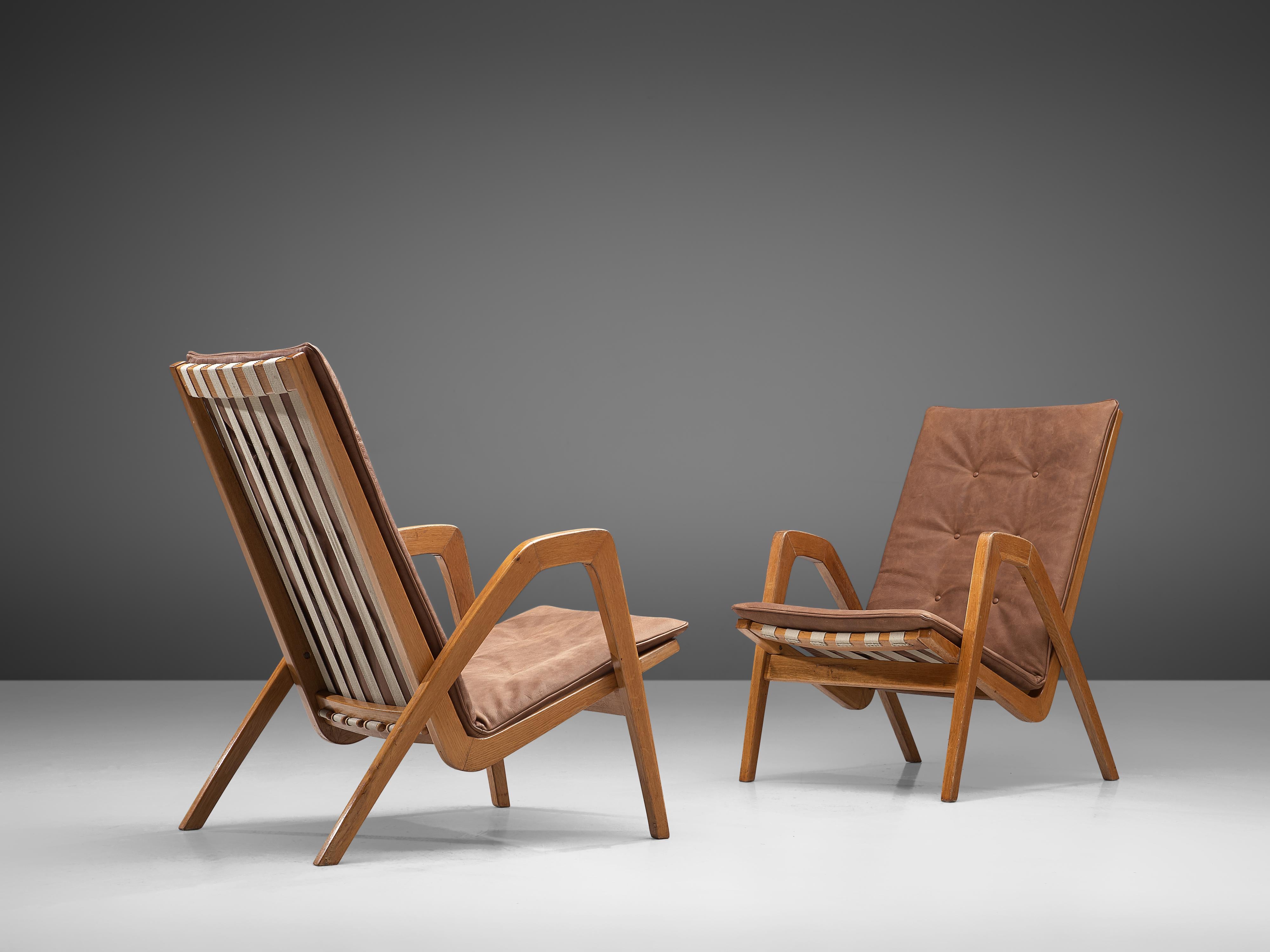Paire de fauteuils, cuir cognac, bois, Europe, années 1940

Ces fauteuils ondulés et élégants sont dotés de coussins en cuir de haute qualité de couleur camel qui sont sectionnés. Les coussins soulignent le caractère original et ondulé de ces