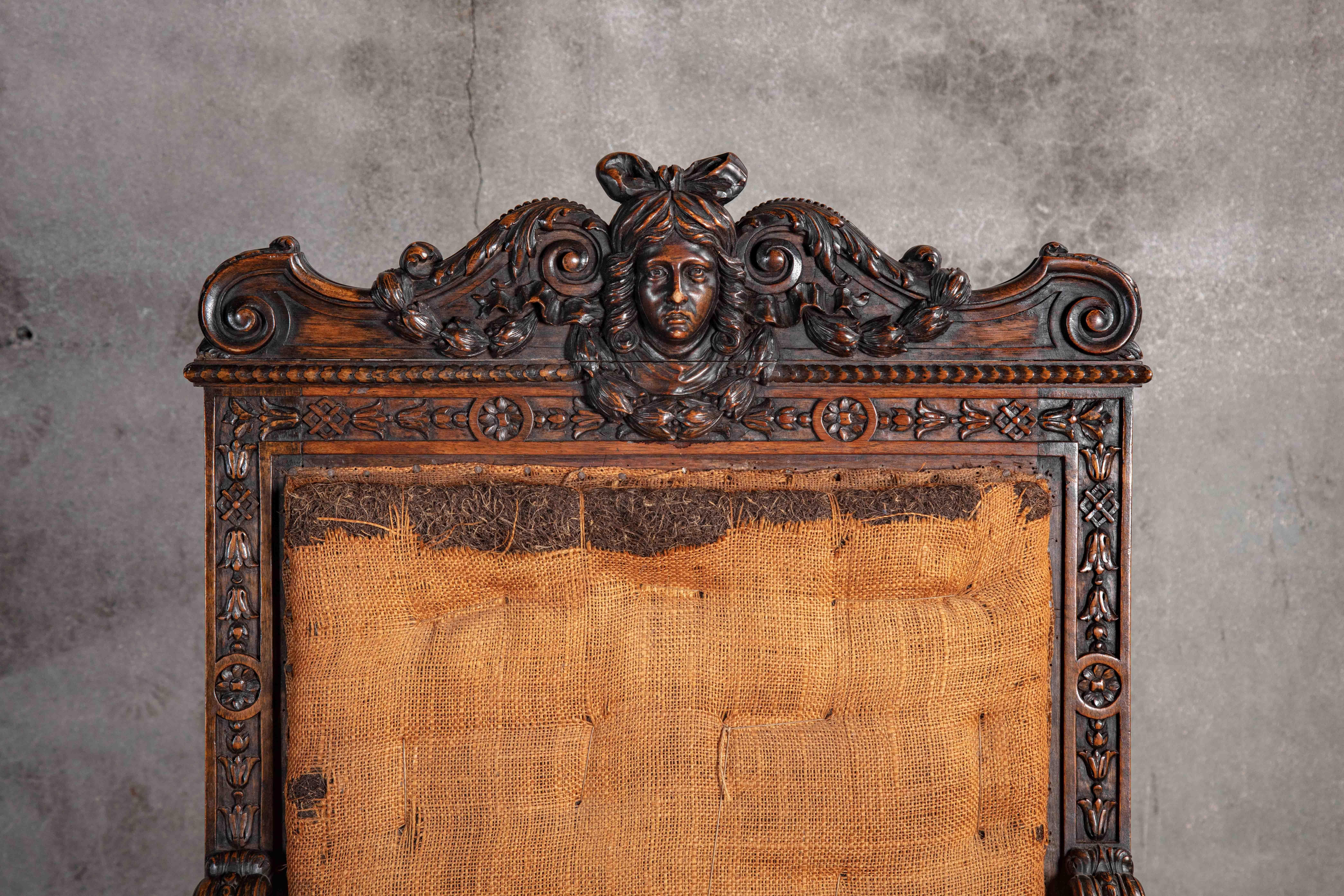 Legno Sedia con schienale alto e testa a cariatide in vendita
