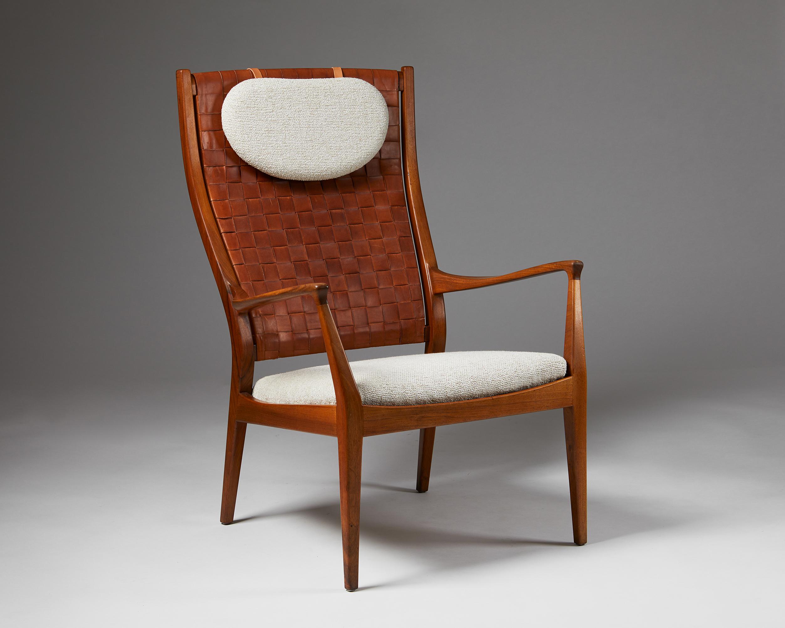 Highback easy chair designed by Erik Kolling Andersen for Peder Pedersen,
Denmark. 1950s.
Nutwood, leather and upholstery in Boucle.

Model presented at The Copenhagen Cabinetmakers' Guild Exhibition at Designmuseum Danmark, 1950. Literature: