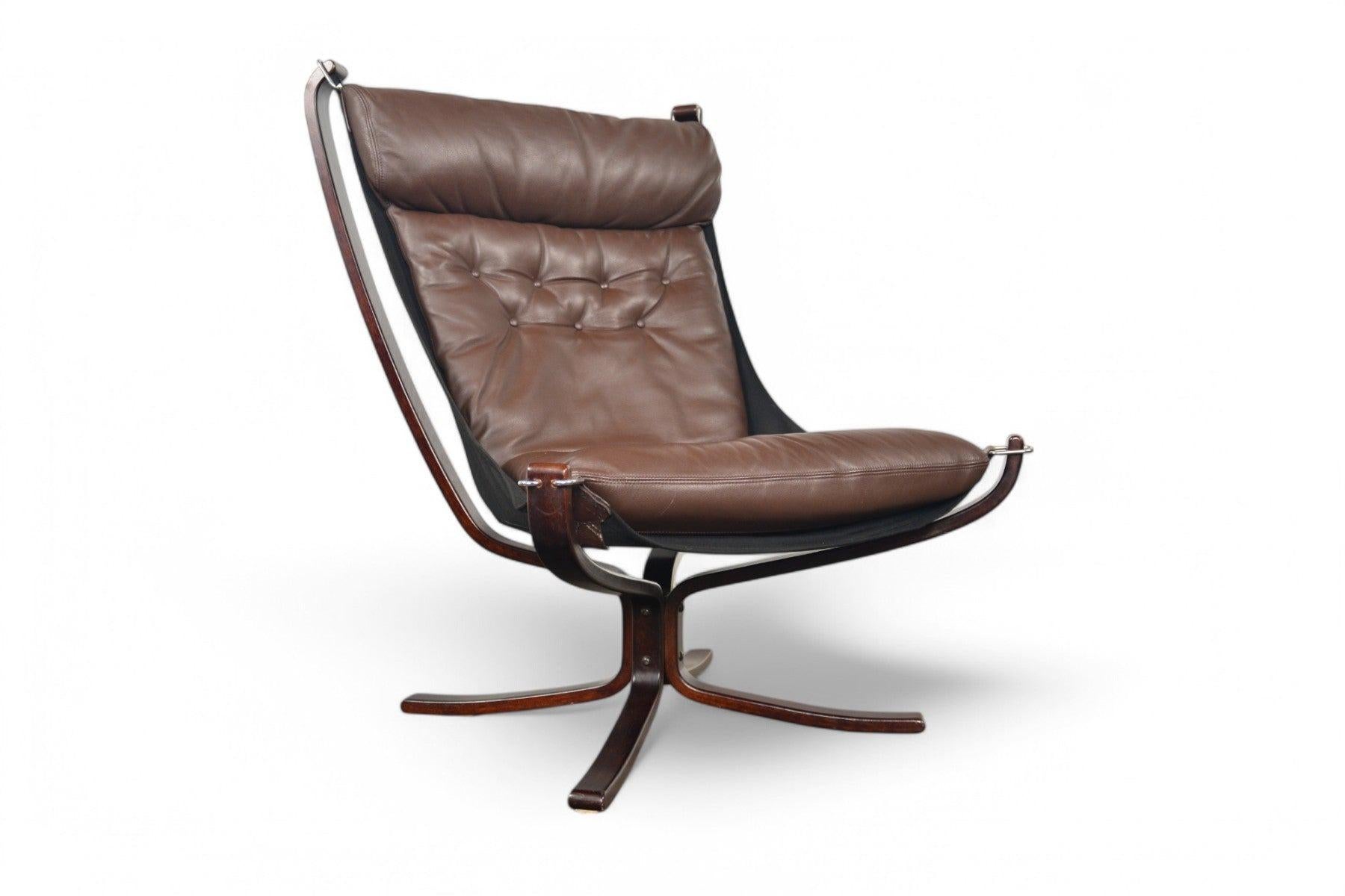 Origine : Norvège
Designer : Sigurd Ressell
Fabricant : Vatne Møbler
Époque : années 1960
Matériaux : Cuir, Hêtre courbé
Dimensions : 31″ de largeur x 30″ de profondeur x 39.5″ de hauteur
Hauteur de l'assise : 18″.