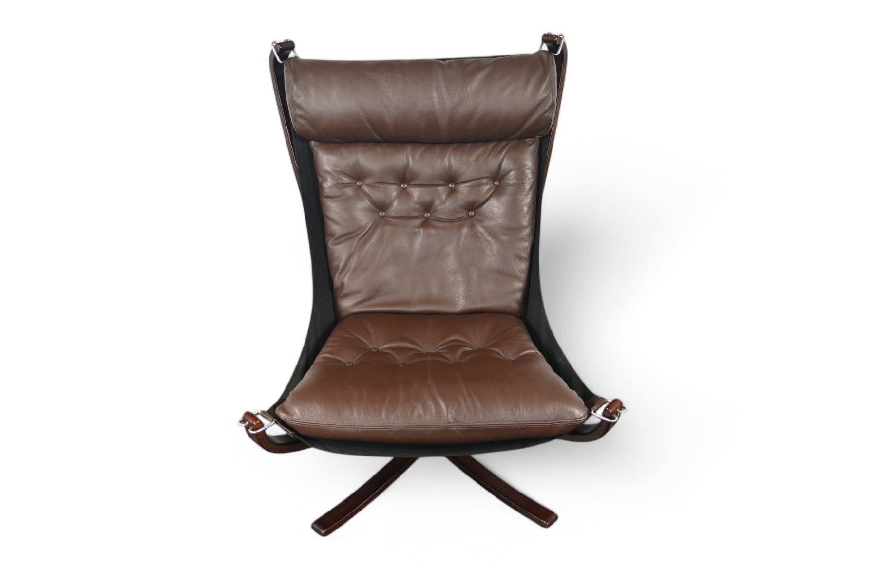 Mid-Century Modern Chaise longue Falcon à dossier haut en cuir Brown en vente