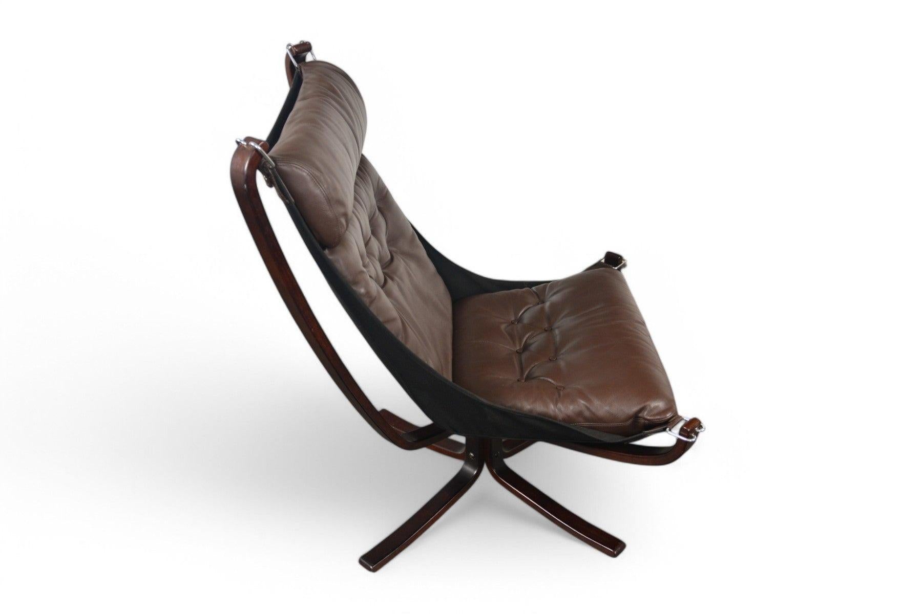 Chaise longue Falcon à dossier haut en cuir Brown Bon état - En vente à Berkeley, CA