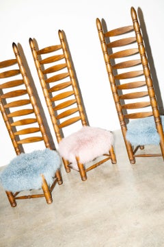 Chaise à haut dossier avec assise en peau de mouton rose