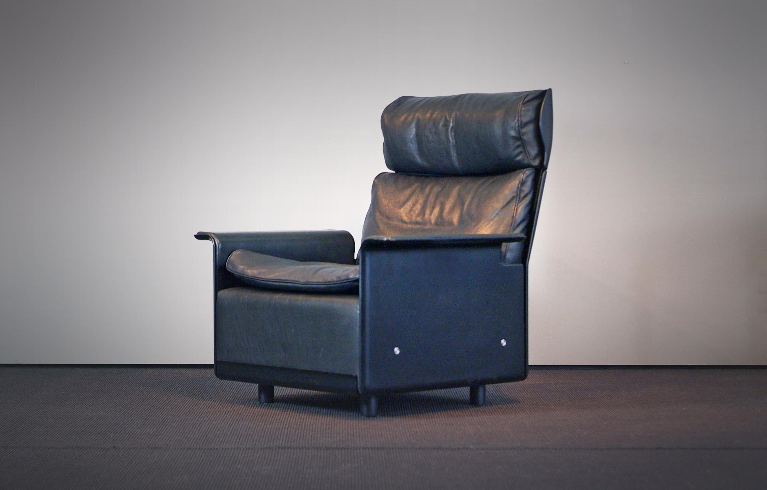 Great lounge / high back chair mod. 620 by Dieter Rams for Vitsoe. Black Leather. Very comfortable and minimalistic, beautiful details.

Very good / perfect condition with minimal wear due to age.
   