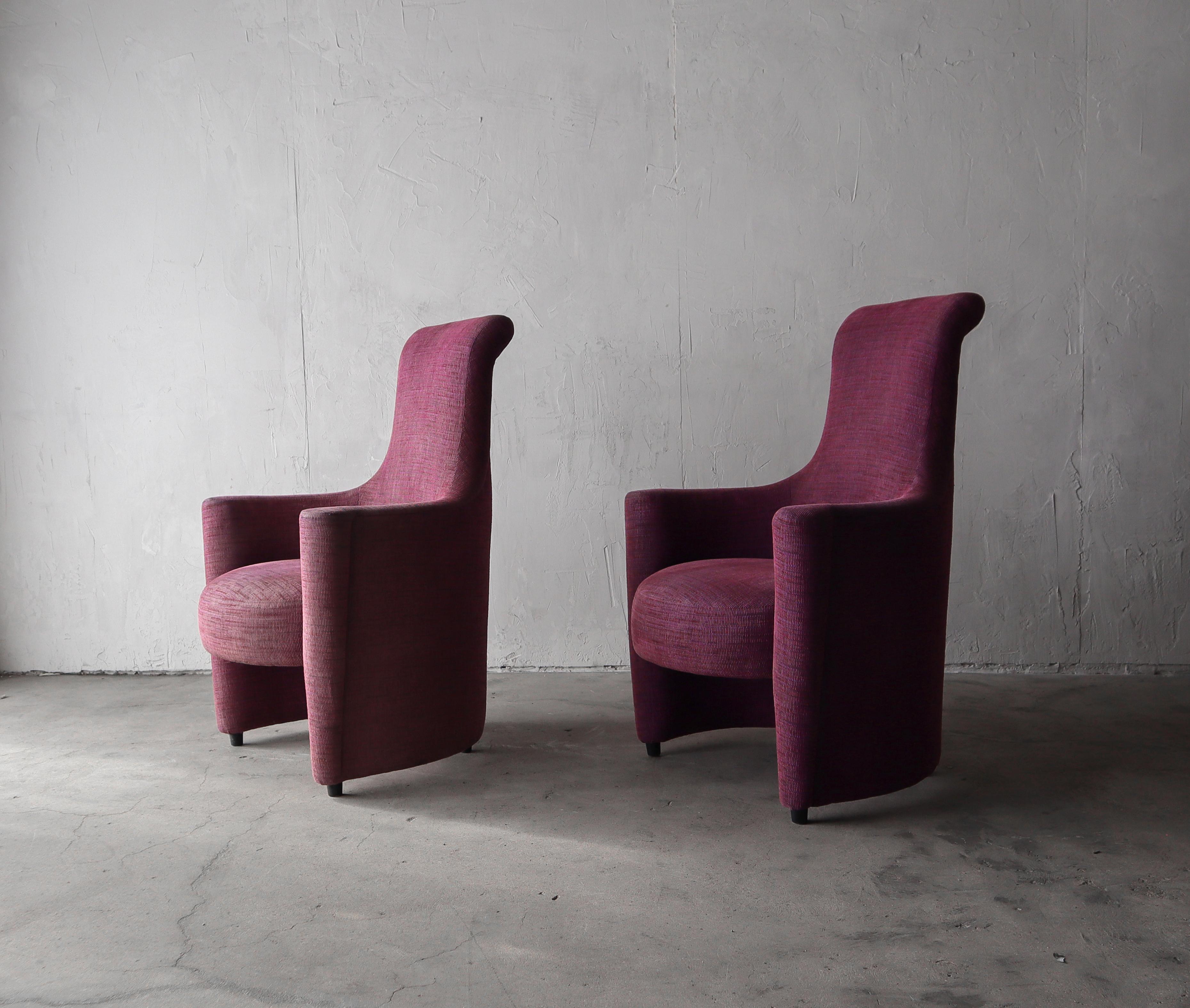 Lines line lines. These gorgeous chair are begging to be modernized. The boned are great but the fabirc has seen better days.

Reupholstery is needed. Professional upholstery available. Pick your fabric and make your chair dreams come true.