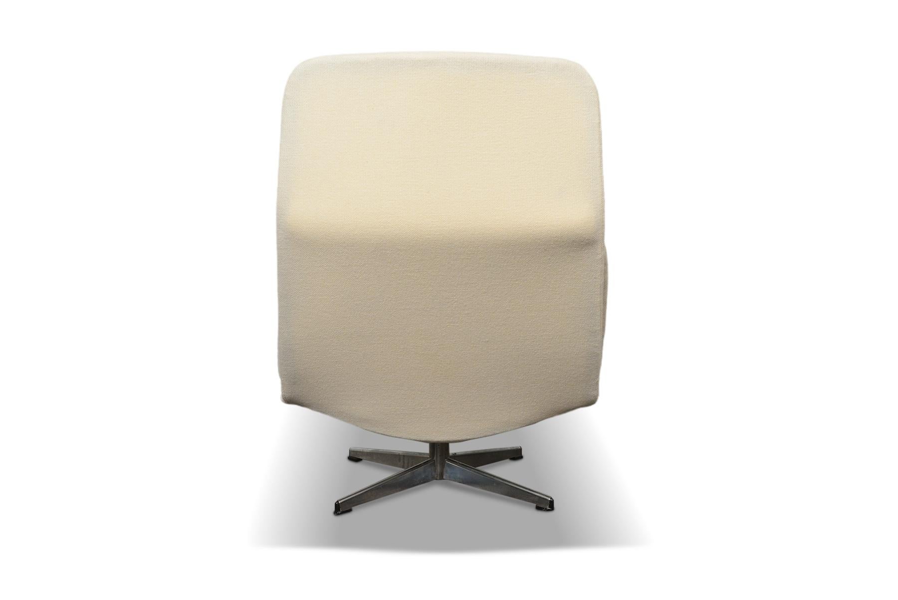 Mid-Century Modern Highback Swivel Lounge Chair by Gillis Lundgren For Sale
