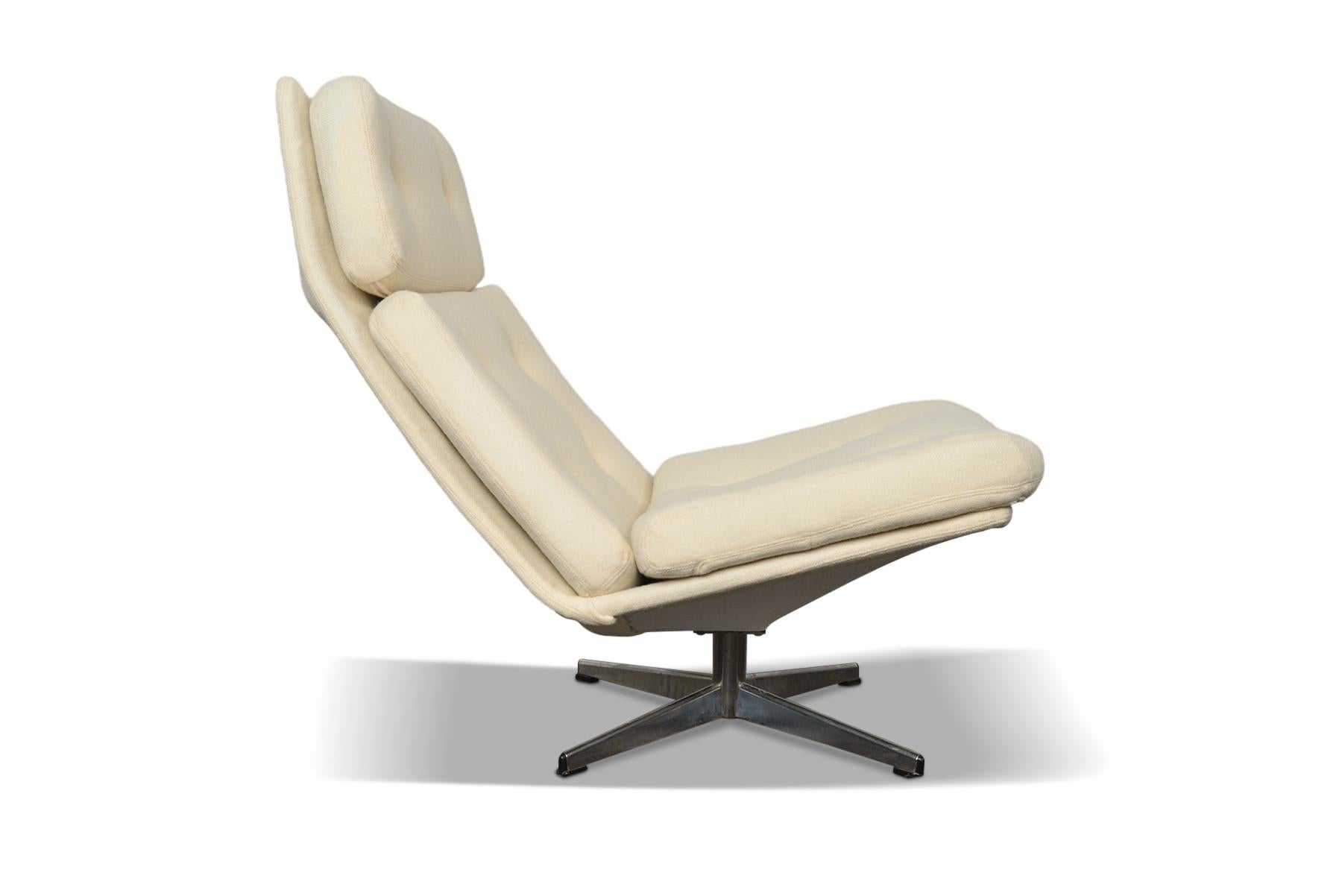 Highback Swivel Lounge Chair by Gillis Lundgren In Excellent Condition For Sale In Berkeley, CA