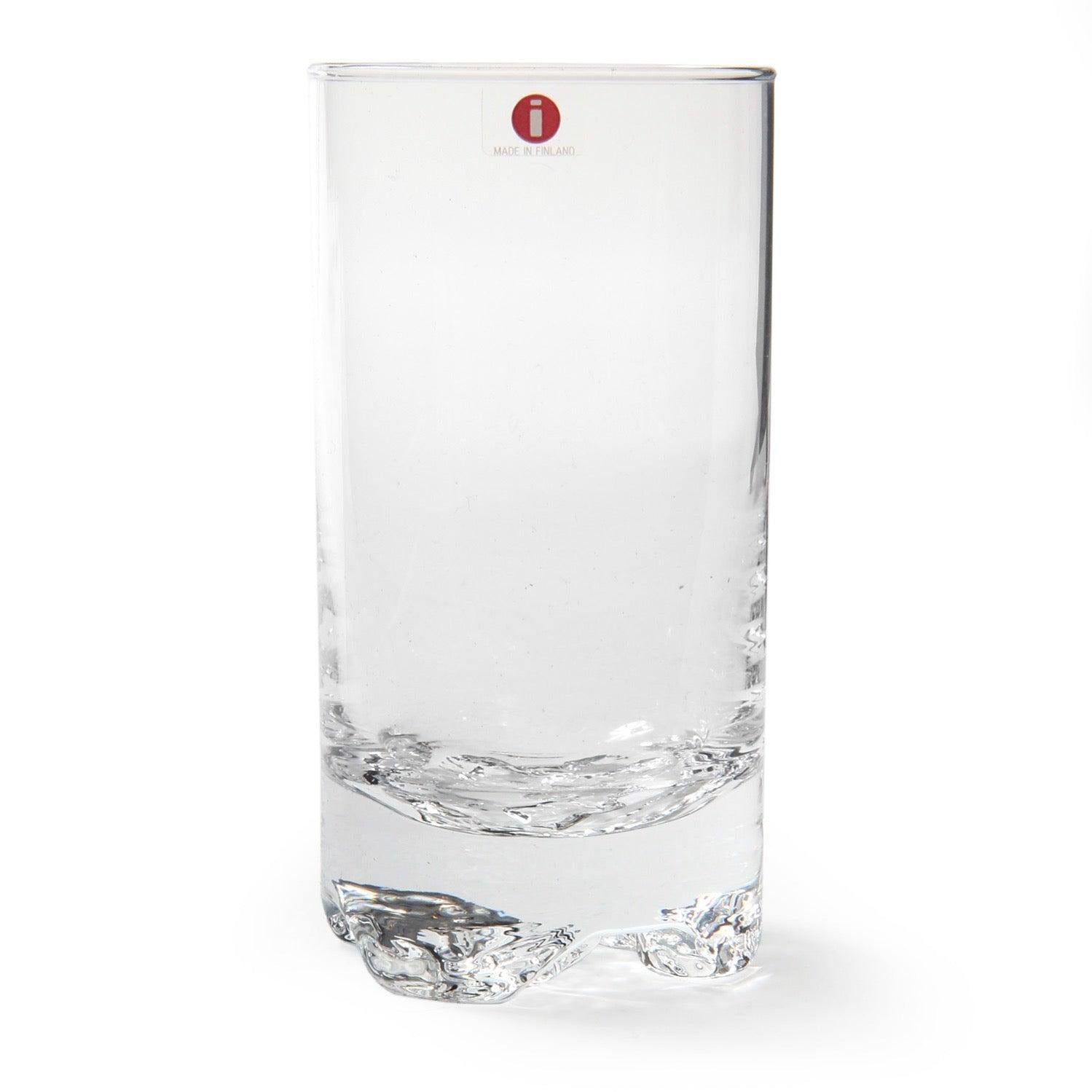 Un bicchiere highball con una base organica che evoca le formazioni di ghiaccio artico.