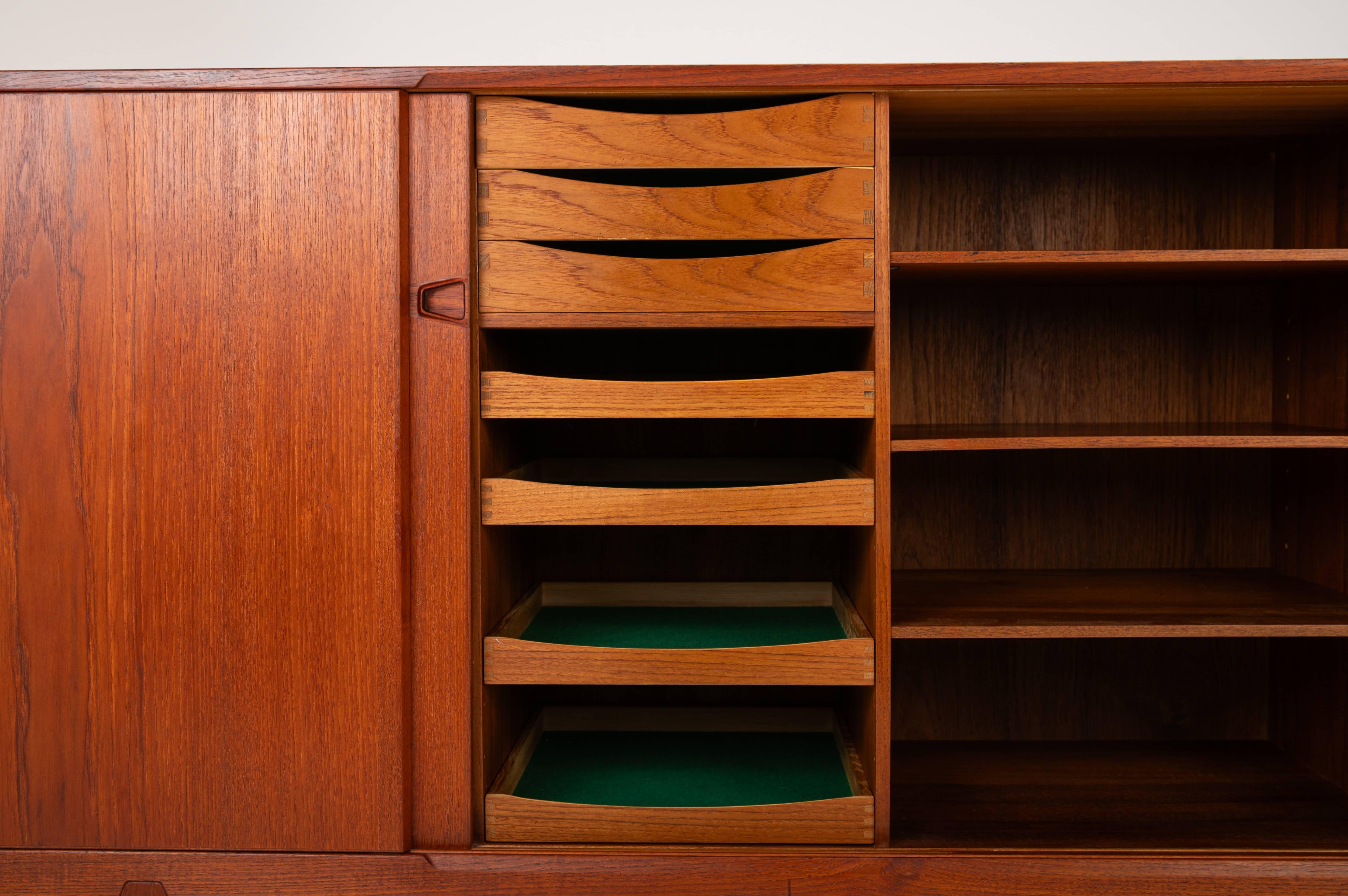 Chêne Buffet haut par Henry Rosengren Hansen pour Brande Møbelindustri, Danemark années 1960 en vente