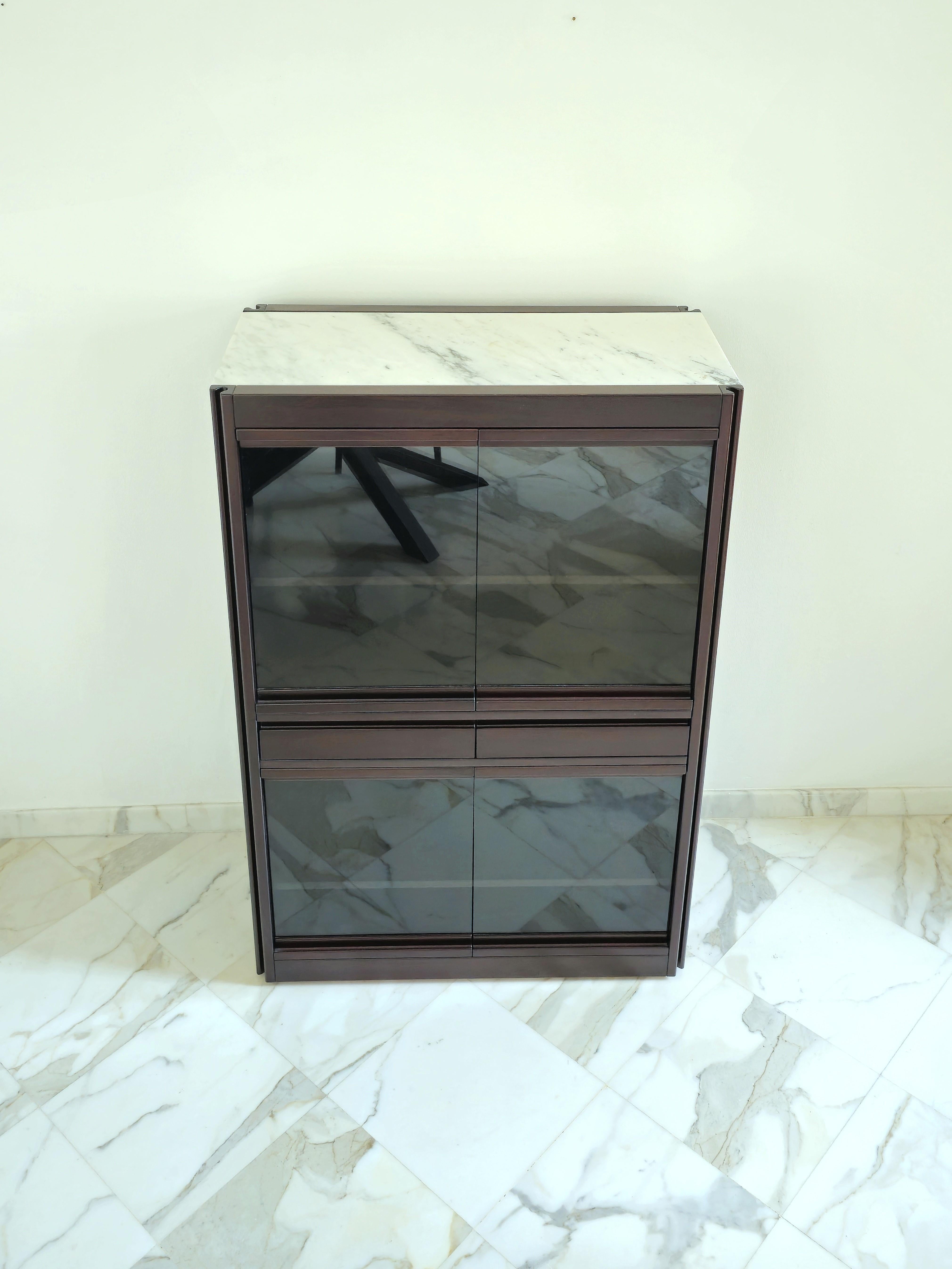 Mobiletto di Angelo Mangiarotti per Molteni, Italia 1960
Mobile indipendente in mogano dell'architetto italiano Angelo Mangiarotti, prodotto da Molteni negli anni Sessanta. Dotato di 4 ante in vetro, 2 cassetti e ripiani. Top con lastra di marmo