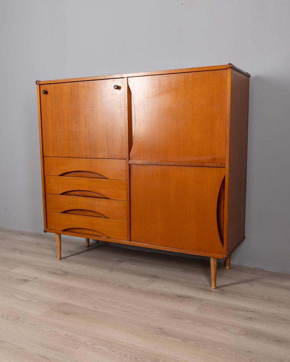 Hohe Anrichte mit Holzrahmen, mit vier Schubladen, zwei Flügeltüren und einer Klapptür, mit ausziehbarem Tablett, italienisches Design, 1960er Jahre.

ZUSTAND:
In gutem Zustand, weist zeitbedingte Gebrauchsspuren auf

ABMESSUNGEN: 
Höhe 127 cm;