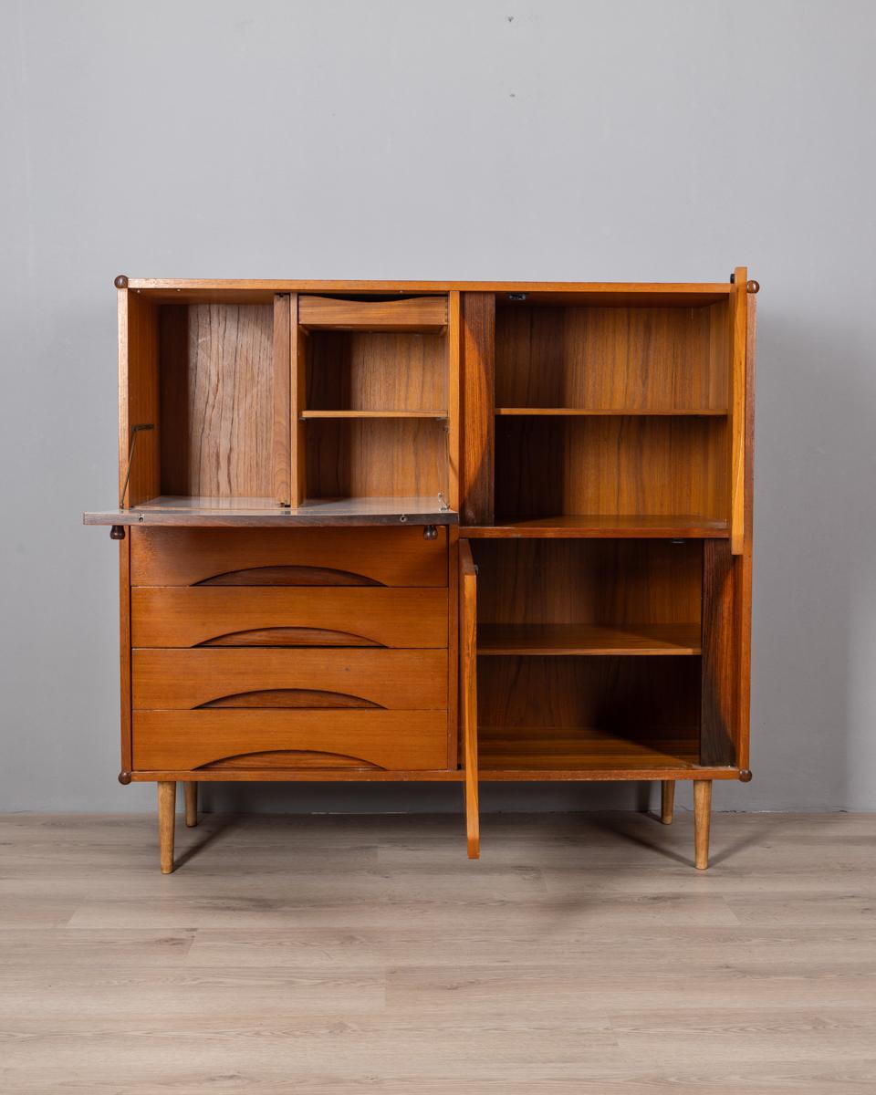 Italienisches Design 1960er Jahre vintage Holz Highboard (Moderne der Mitte des Jahrhunderts) im Angebot