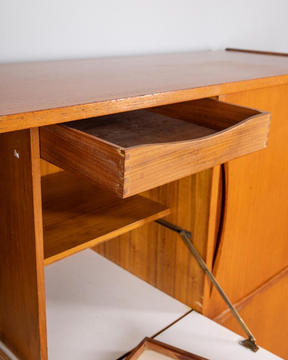 Italienisches Design 1960er Jahre vintage Holz Highboard (Italian) im Angebot