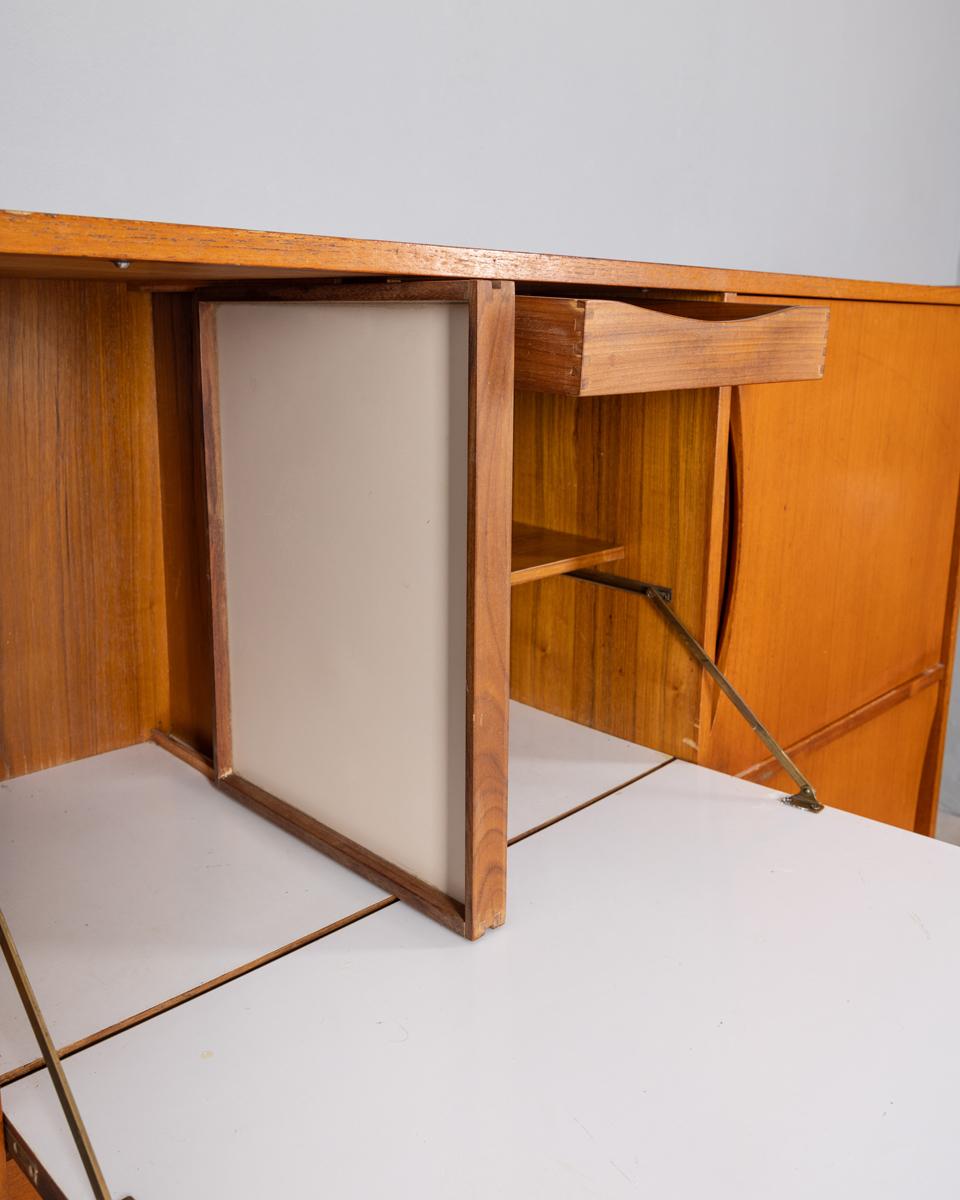 Italienisches Design 1960er Jahre vintage Holz Highboard (Mid-20th Century) im Angebot