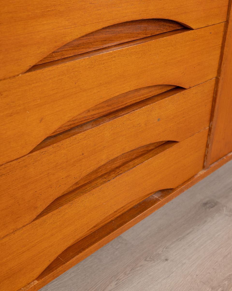 Italienisches Design 1960er Jahre vintage Holz Highboard im Angebot 3