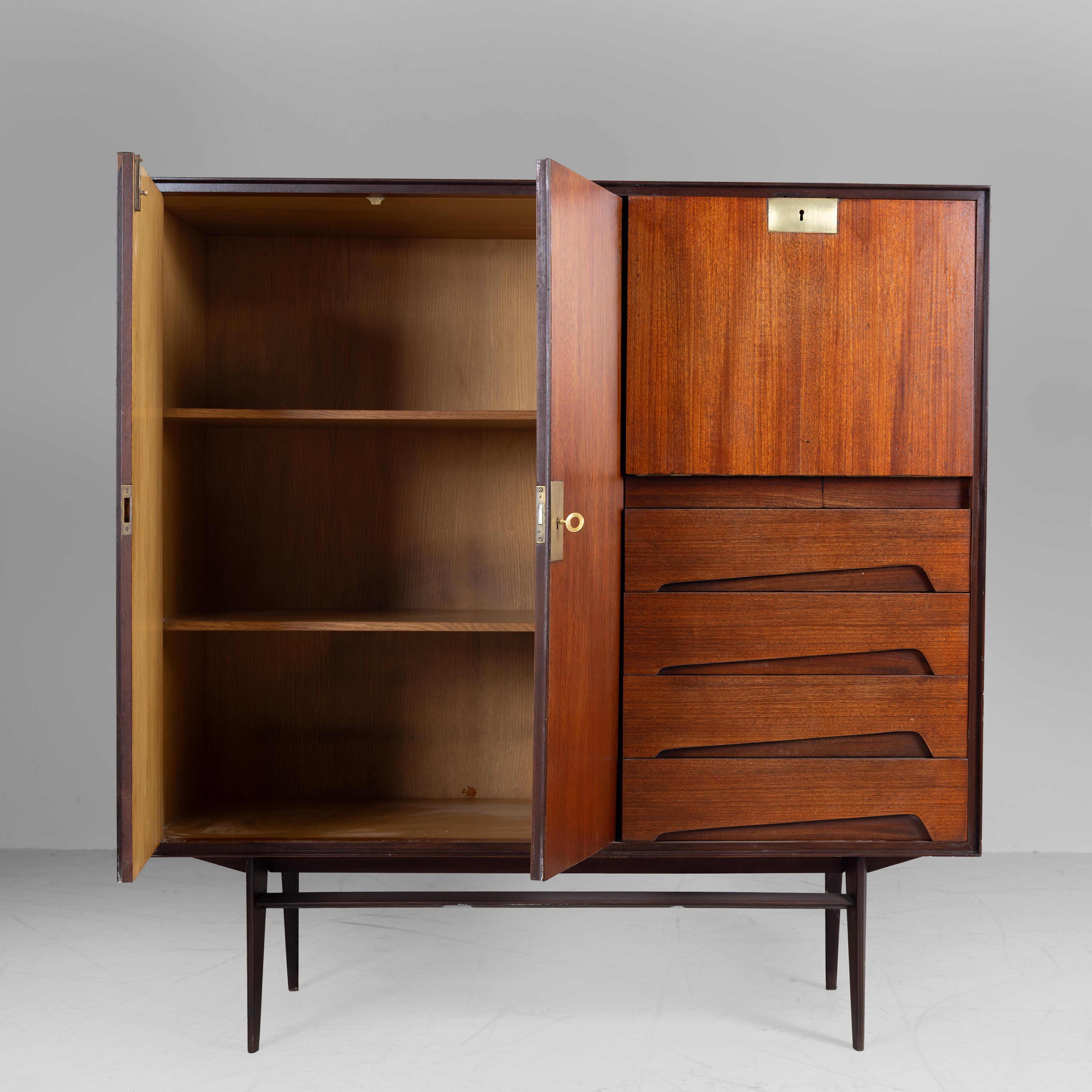 Credenza Highboard disegnata da Vittorio Dassi intorno al 1950, realizzata in legno lucido con dettagli in ottone. I mobili riflettono l'eleganza tipica della produzione italiana del dopoguerra, caratterizzata da una sintesi equilibrata di
