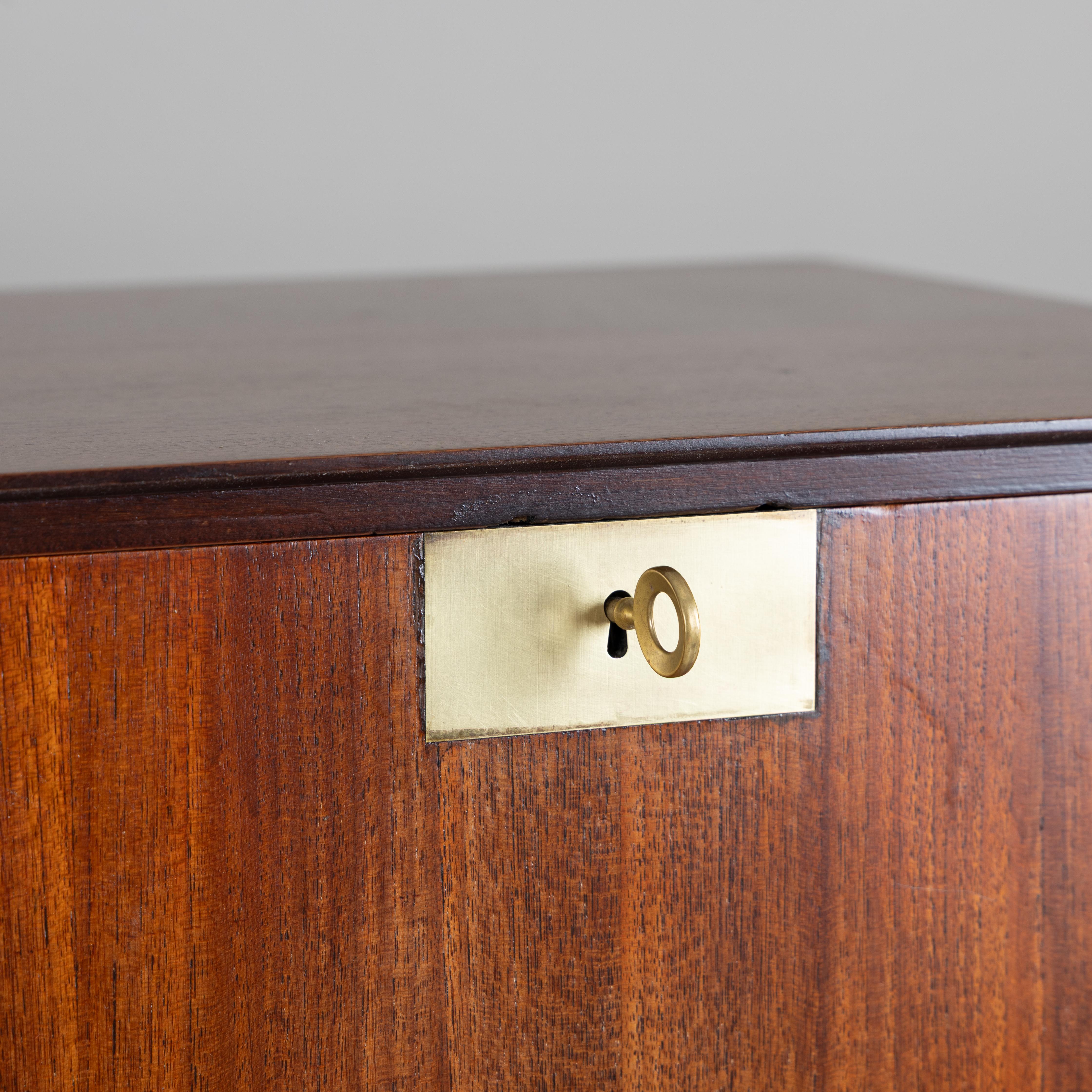 Credenza a ripiani Vittorio Dassi in legno, metà del secolo scorso, Italia 1950 In condizioni buone in vendita a Milano, Lombardia