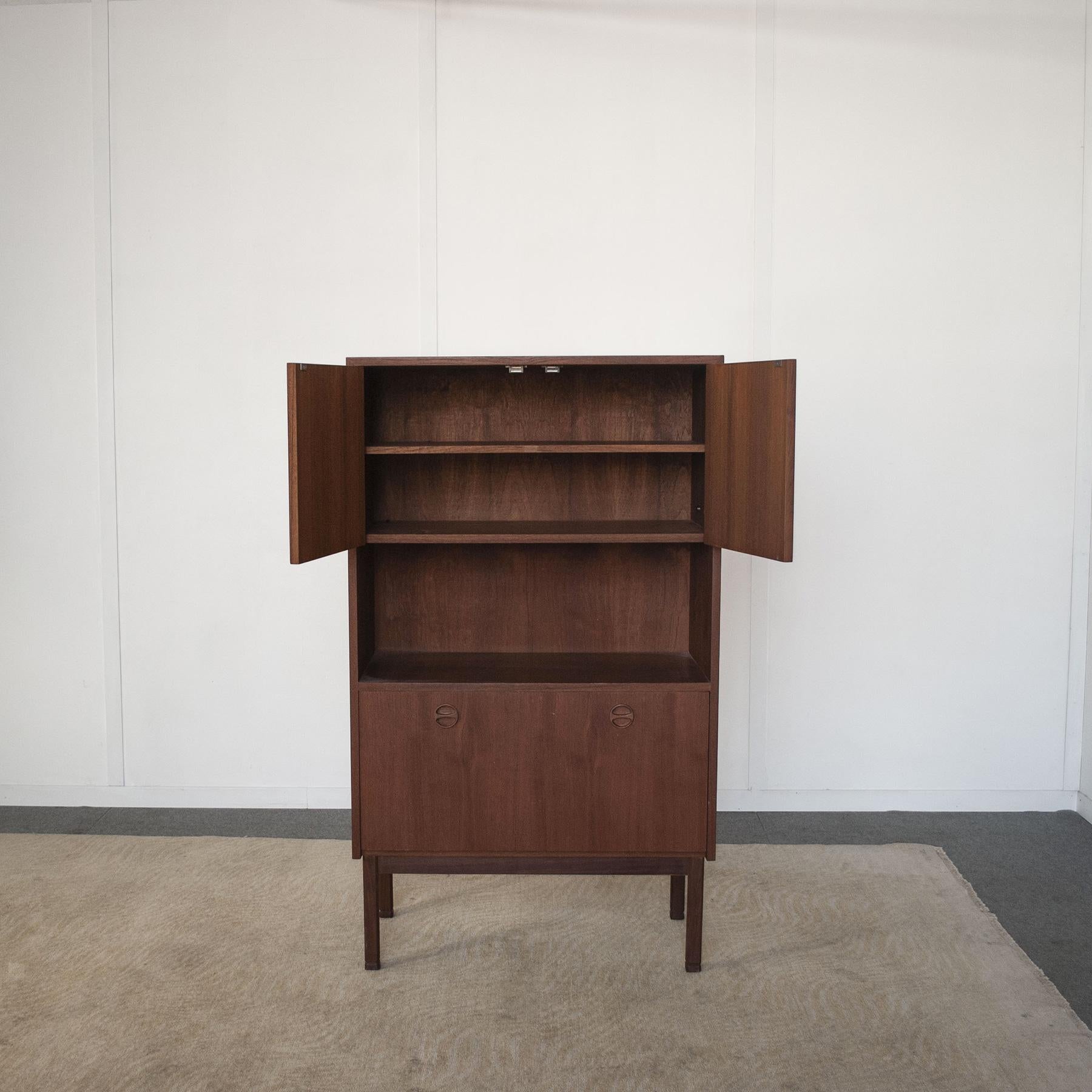 Teak wood Highboard consisting of three closed storage compartments and one door display unit designer Peter Hvidt, 1960s Danish production.