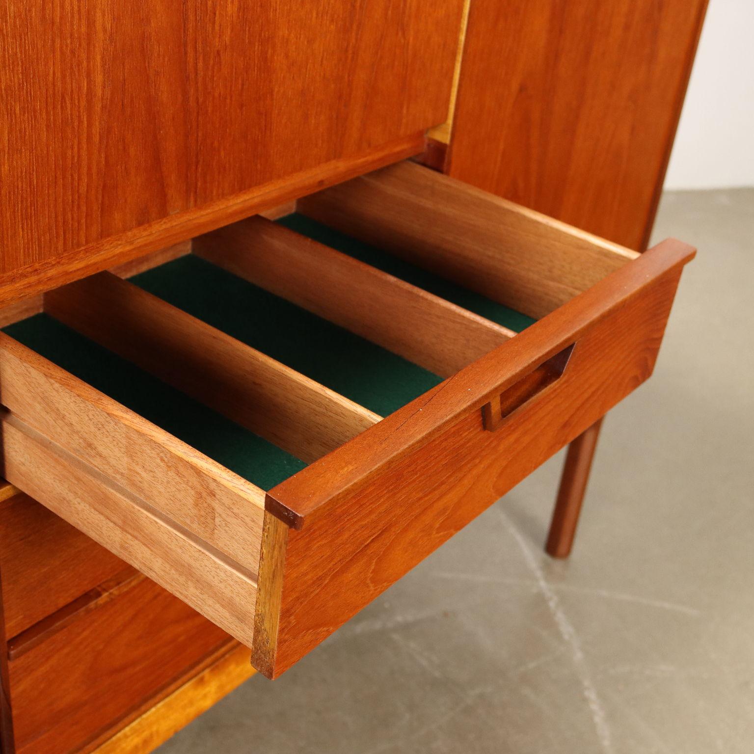 English 1960s teak highboard with bar compartment In Excellent Condition In Milano, IT