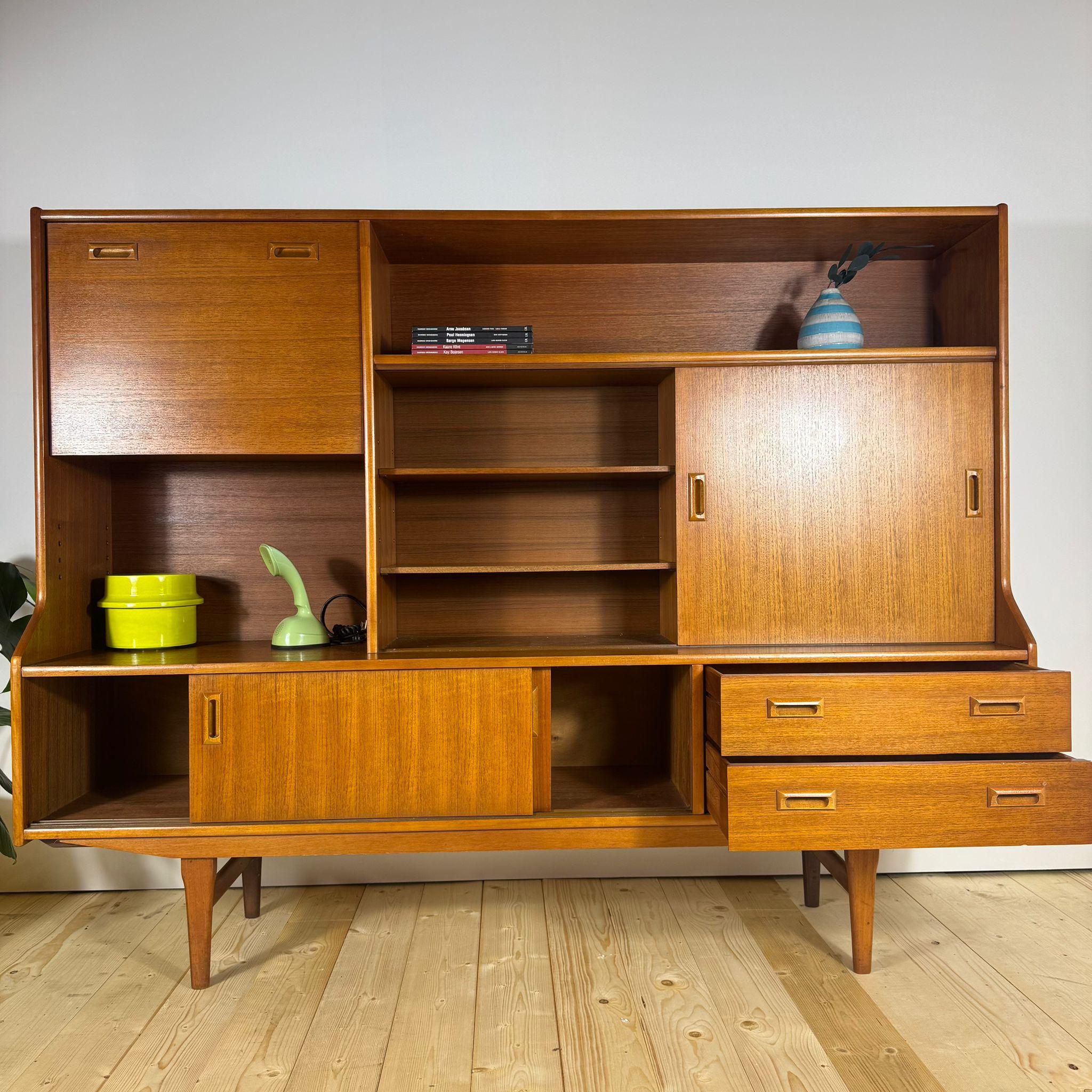 Un capolavoro mid-century che sfida il tempo. Questa credenza in teak cattura l'audacia del design anni Sessanta con linee pulite e proporzioni generose. Teak autentico, venature ricche e una tonalità che solo il passato sa regalare. Lo spazio