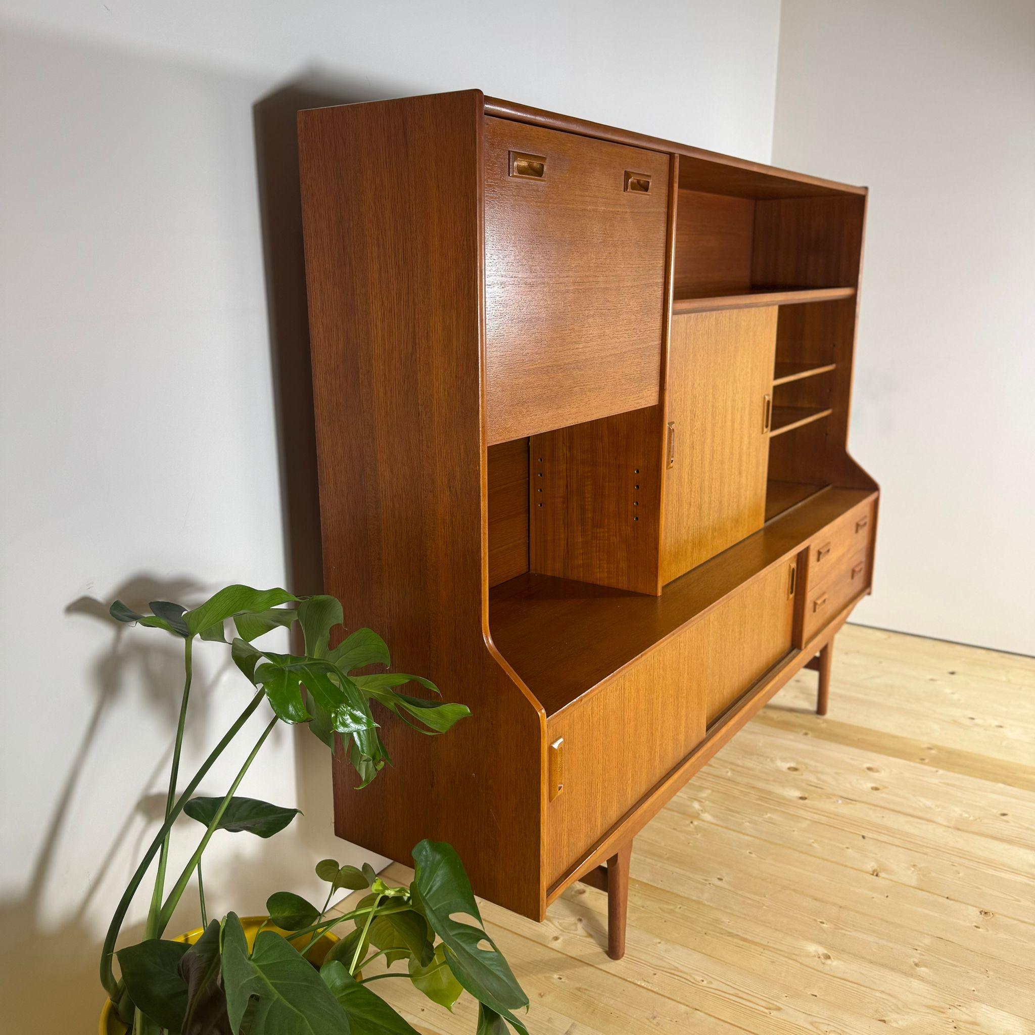 Mid-Century Modern Highboard Mid-Century in teak, 1960 For Sale