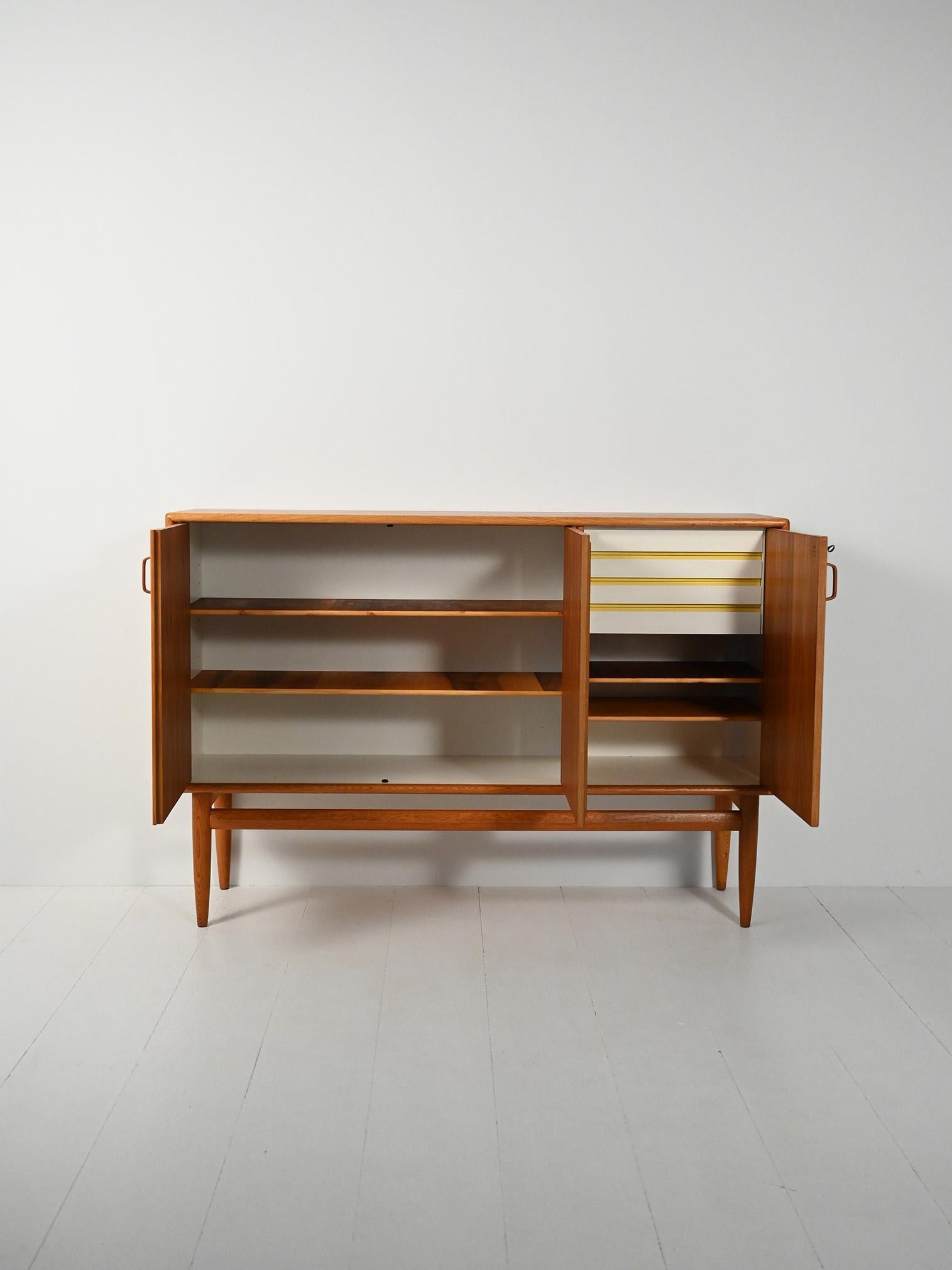 Scandinavian Modern Highboard scandinavo anni 50/60 in rovere e teak con tre ante For Sale