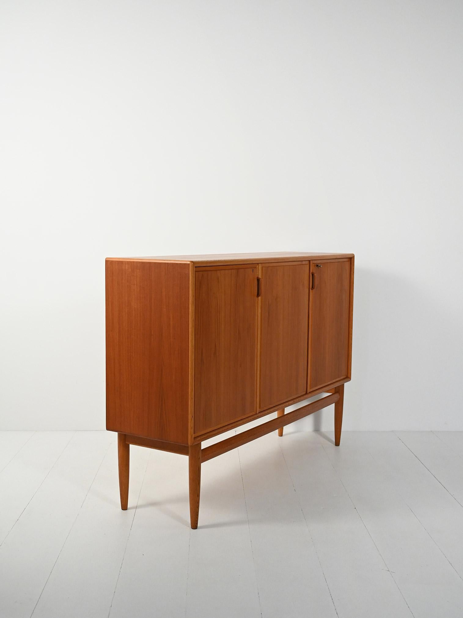 Scandinavian Highboard scandinavo anni 50/60 in rovere e teak con tre ante For Sale